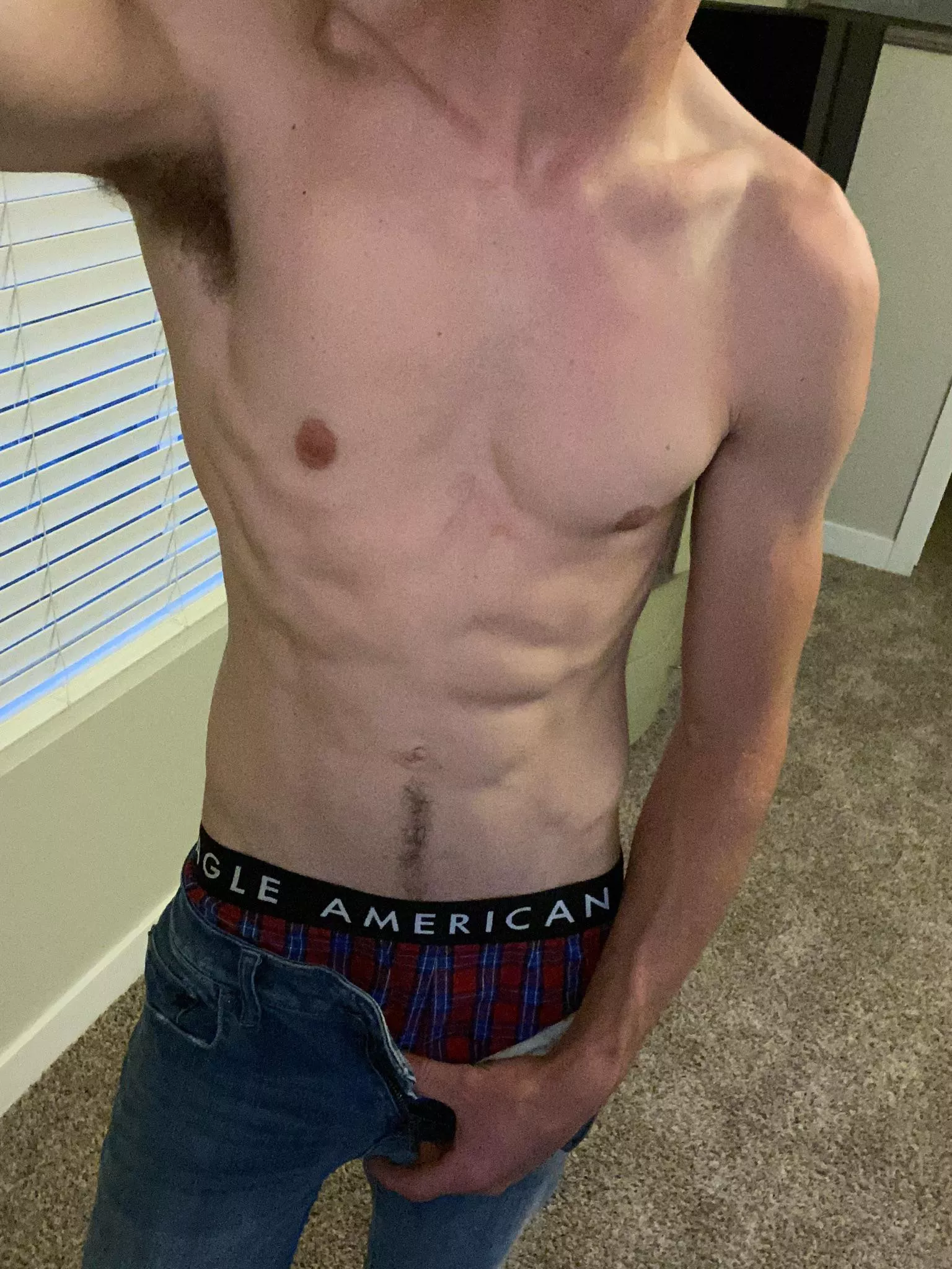 Upvote if your into skinny guys 😌