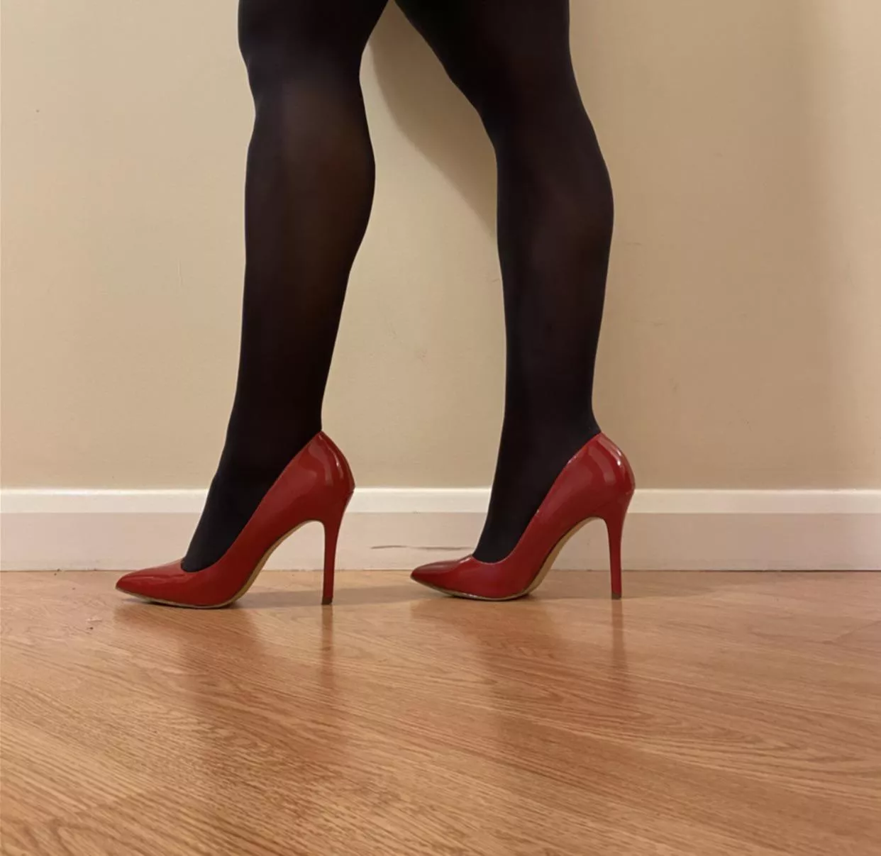 Velvet Wolfordâ€™s, do they go with my red heals?