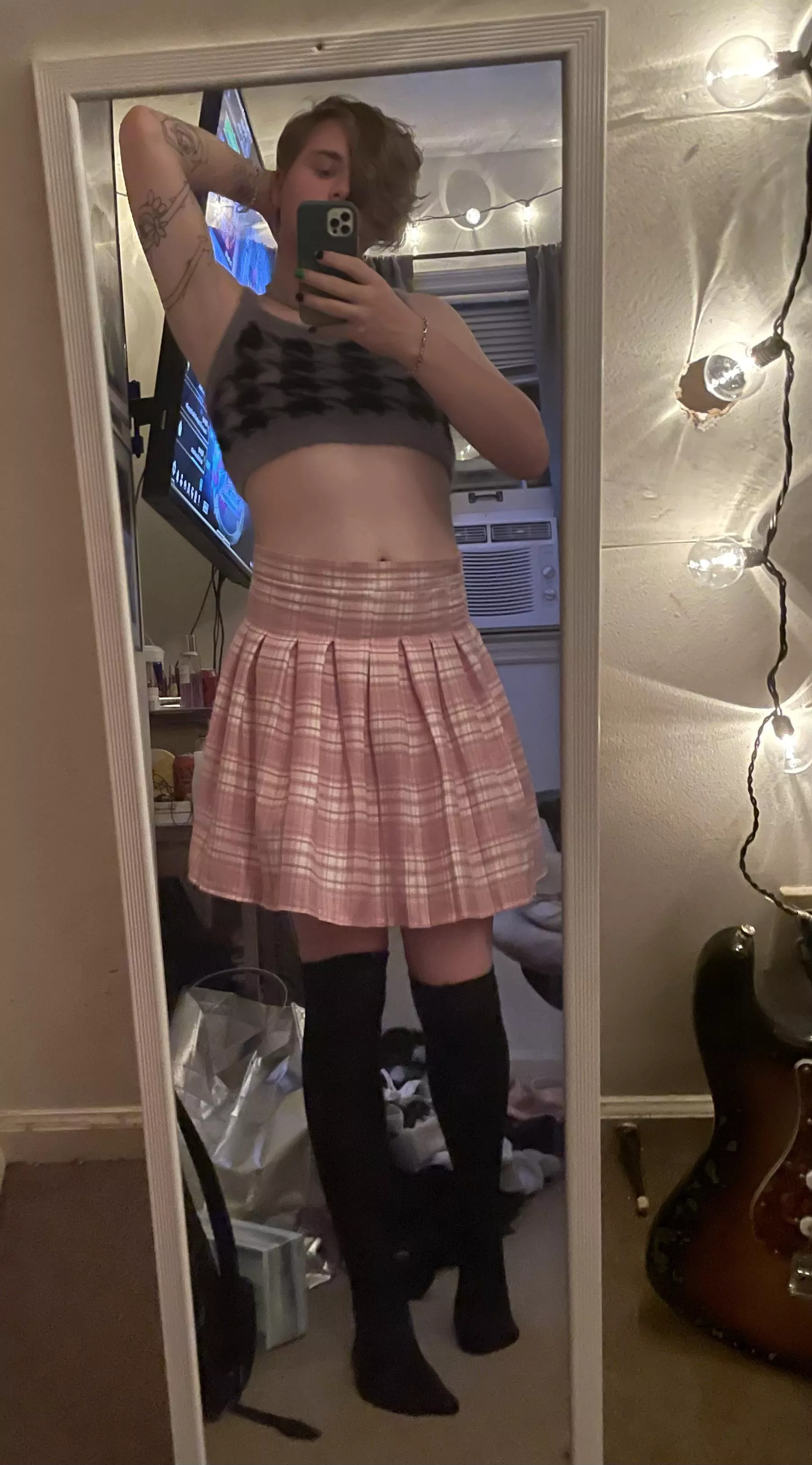 Verrryyy new to this, never posted in female clothes before. I knowwww they don’t match and look horrible buuut… woman? 👉👈