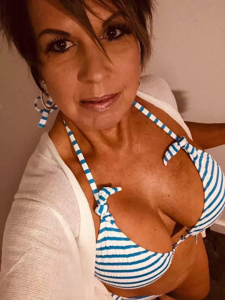 Vickie has some great MILF tits. I canâ€™t help it, they really turn me on