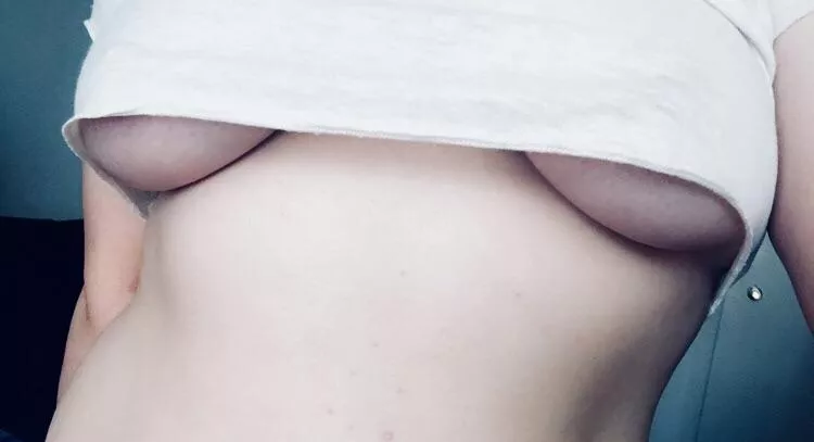 View in a shorter cropped shirt [f]