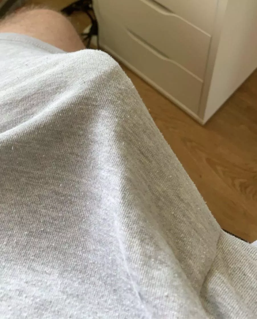 Visible contours of my cock 😘