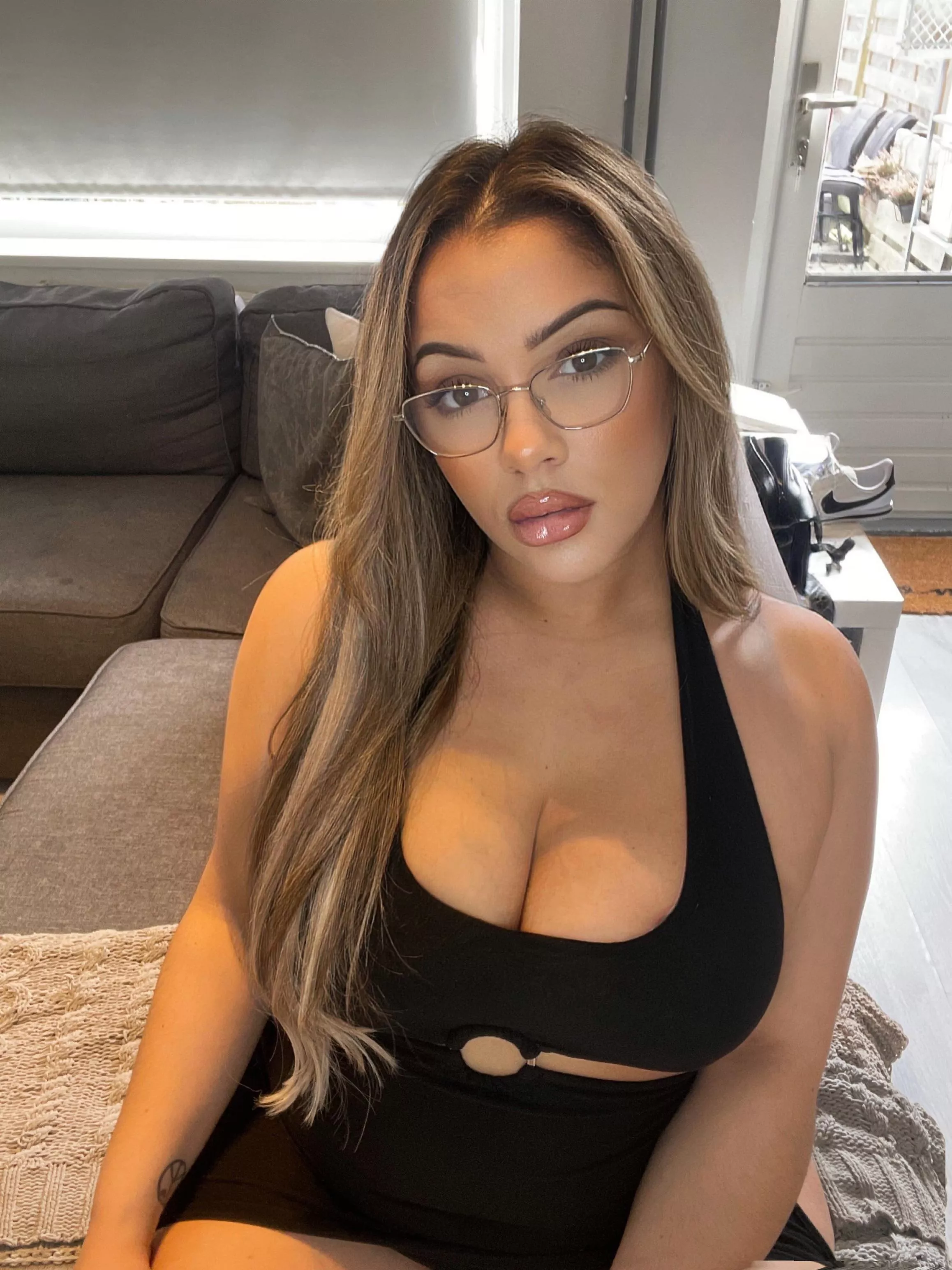 Wanna cover my glasses with your cum?