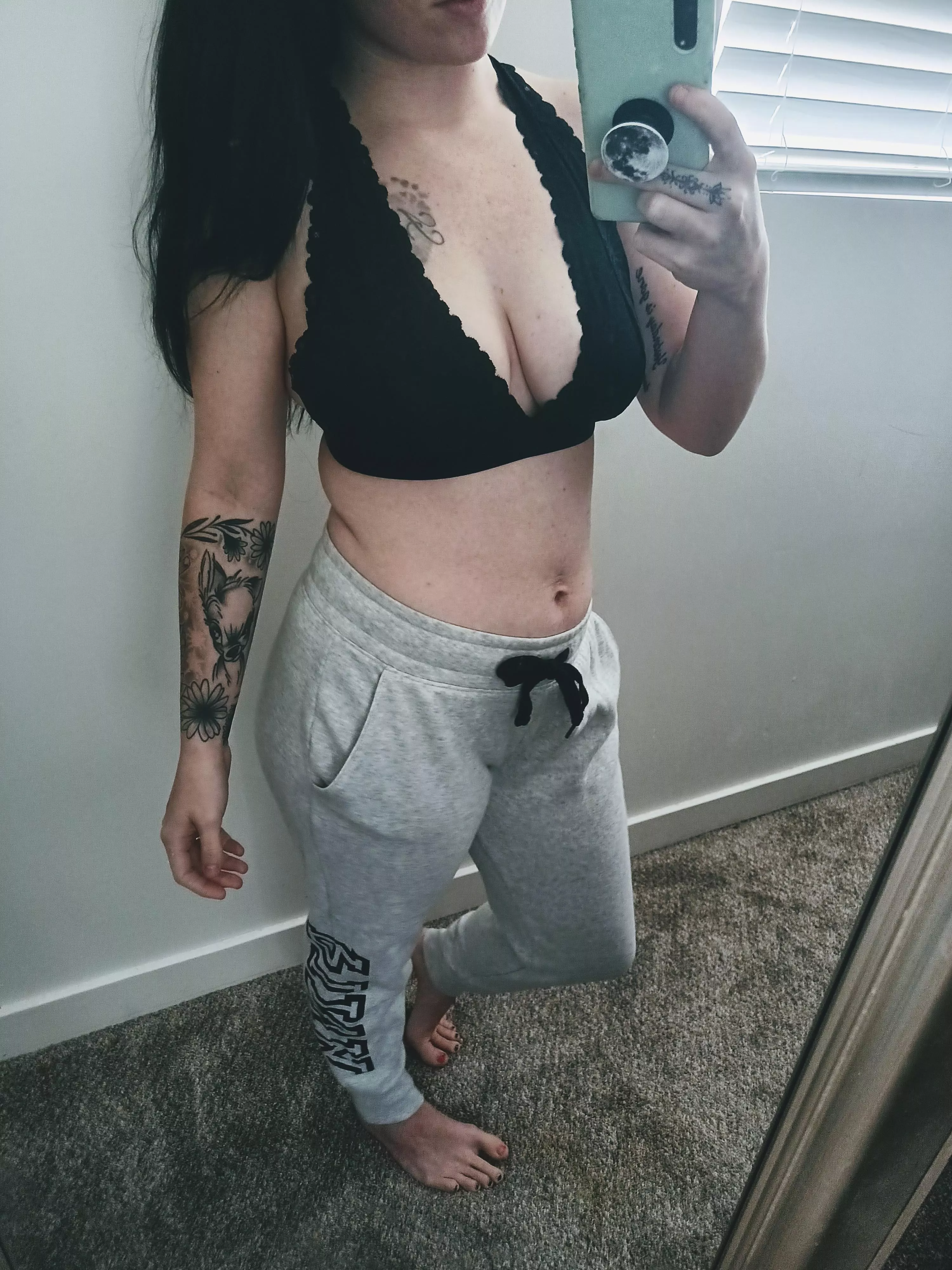 Wanna see what's under my sweatpants? Link in comment's