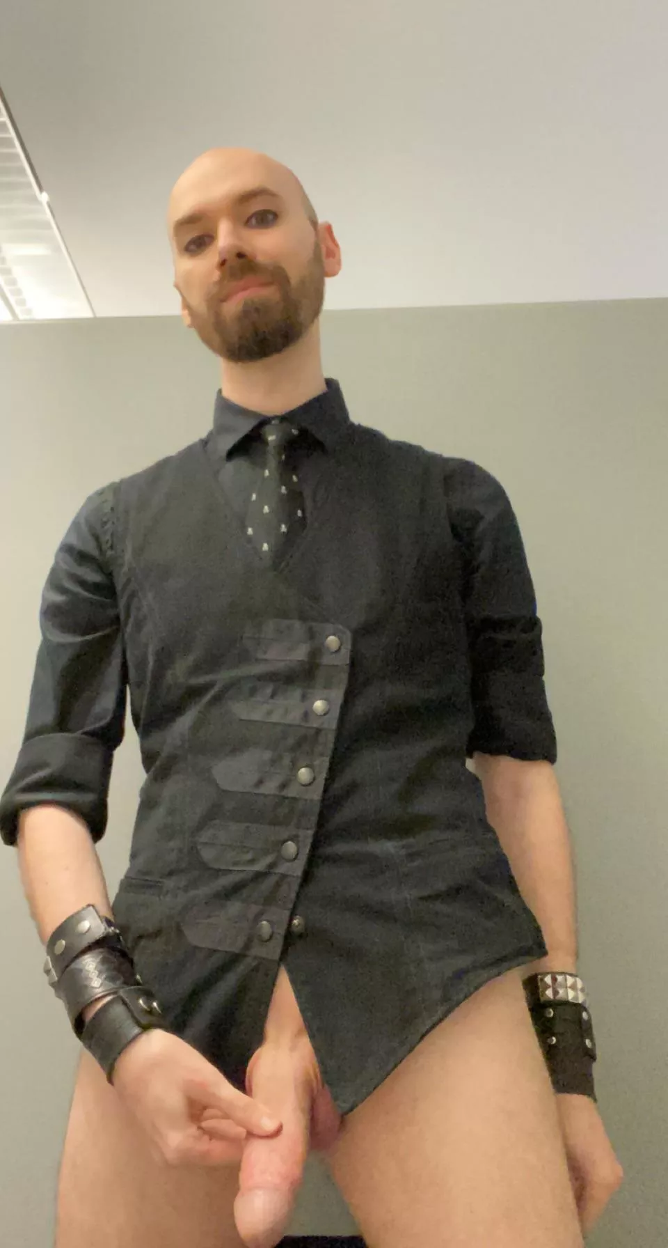 Was feeling a bit turned on at work, so I stopped in the bathroom for a quick pic! DMs open to chat with this goth guy!