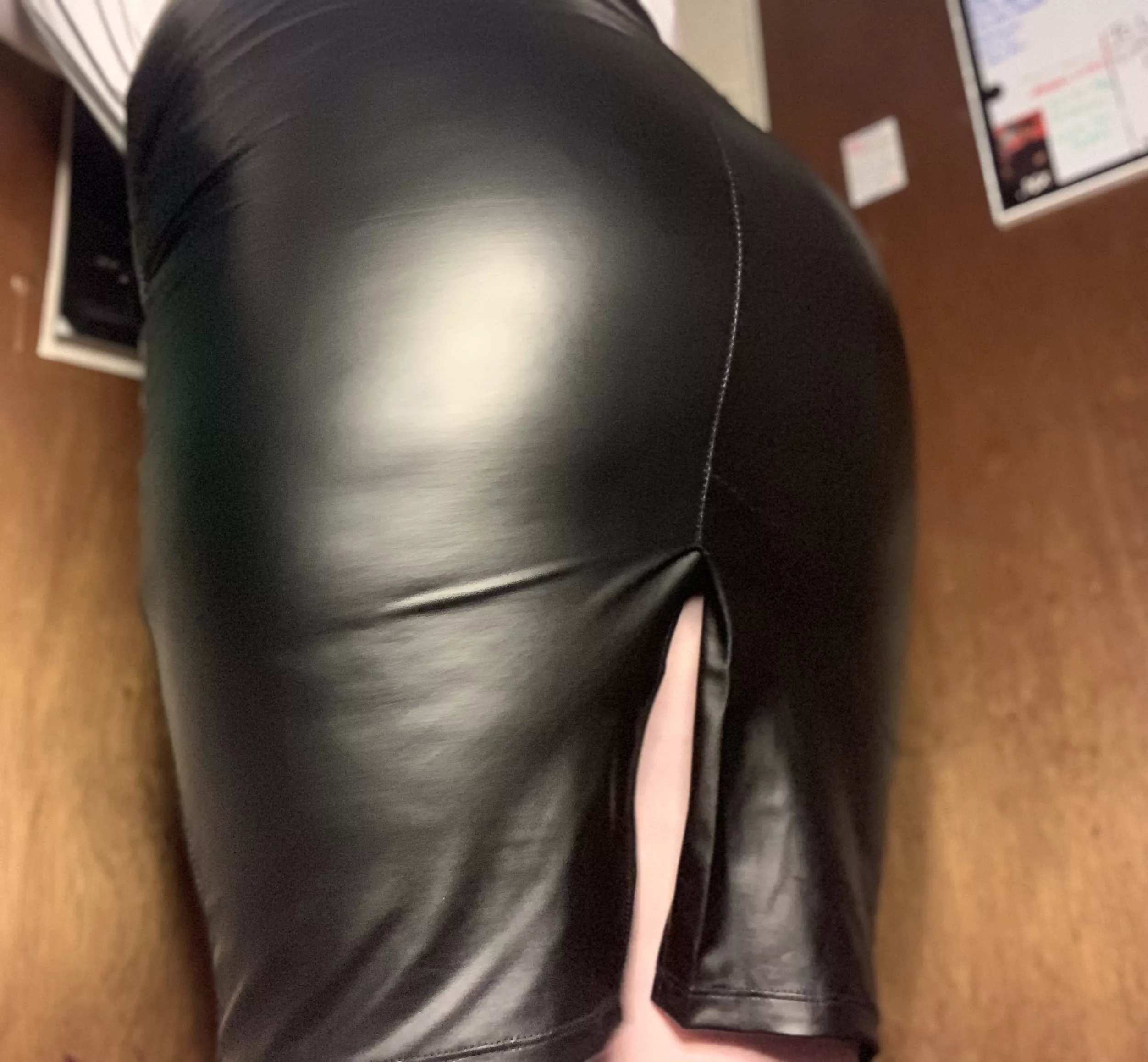 Was gifted this lovely leather pencil skirt! I'm obsessed