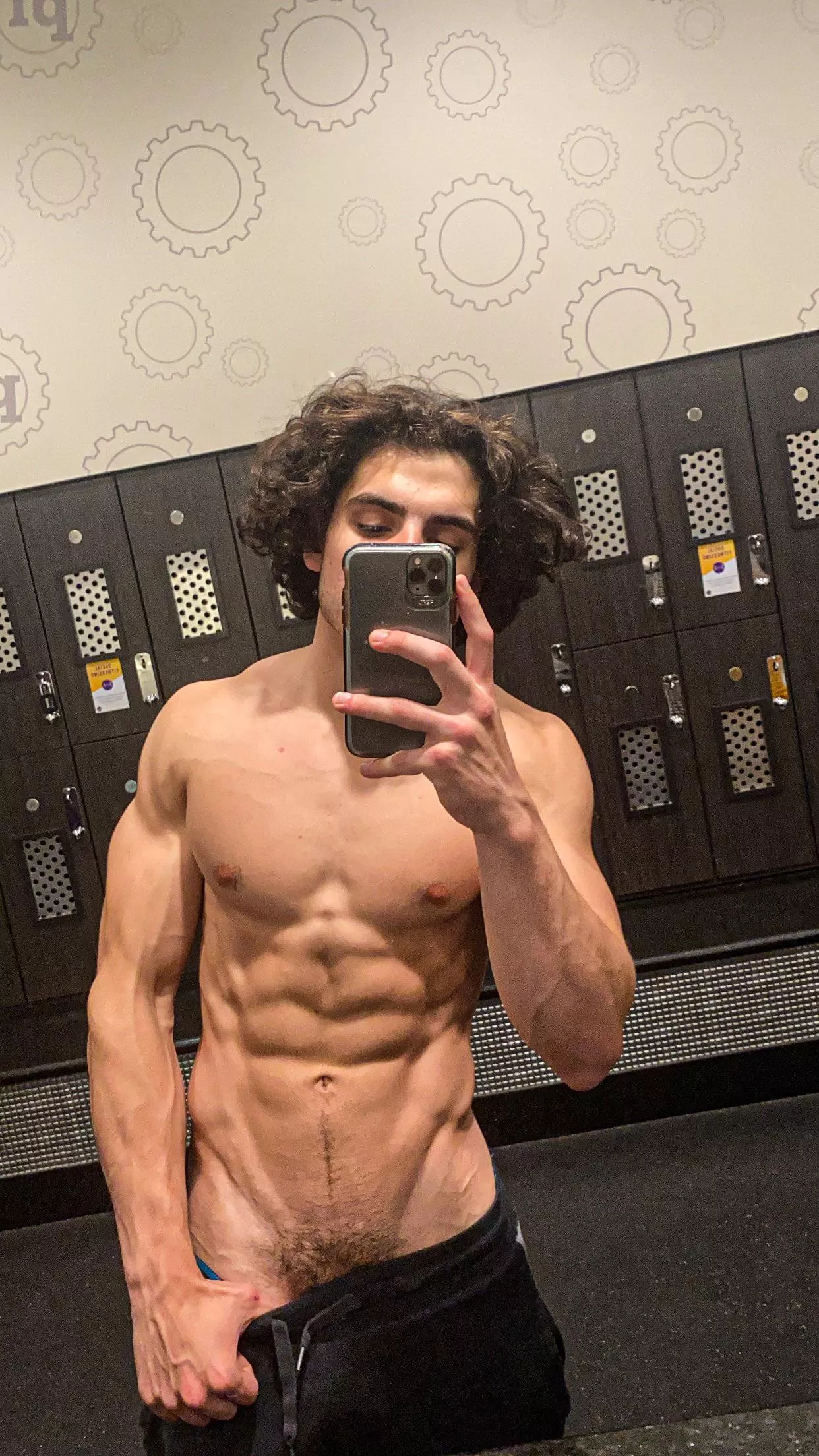 Wassup fellow bros! Iâ€™m 19. do you dig the physique? (Not the best pose lol)