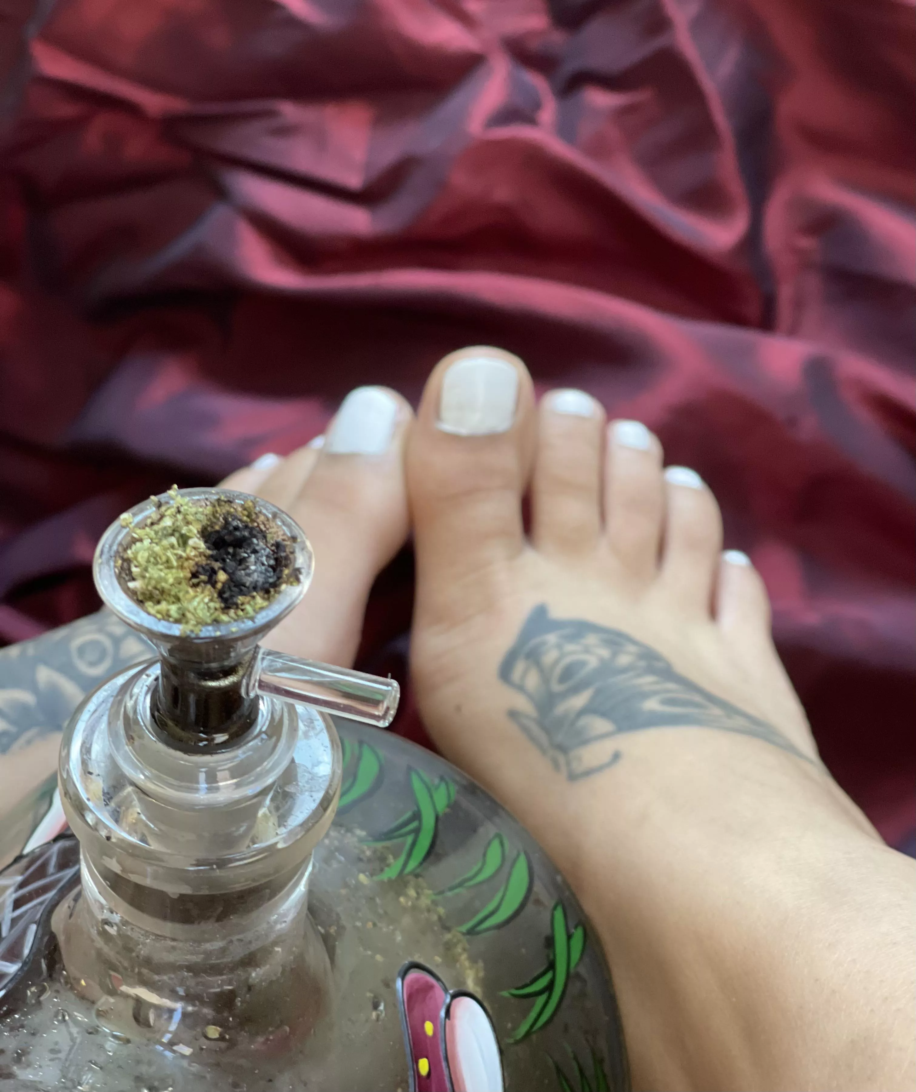 Weed and Feet in your face. ðŸ’‹ðŸ¤ðŸƒ