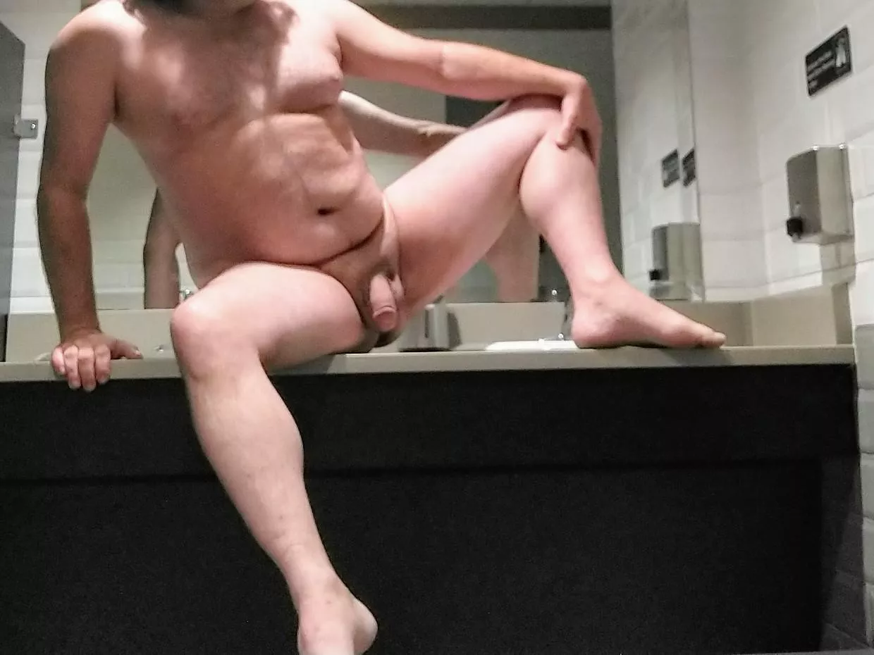 What would you think walking into a public restroom and finding this dad bod? 😜