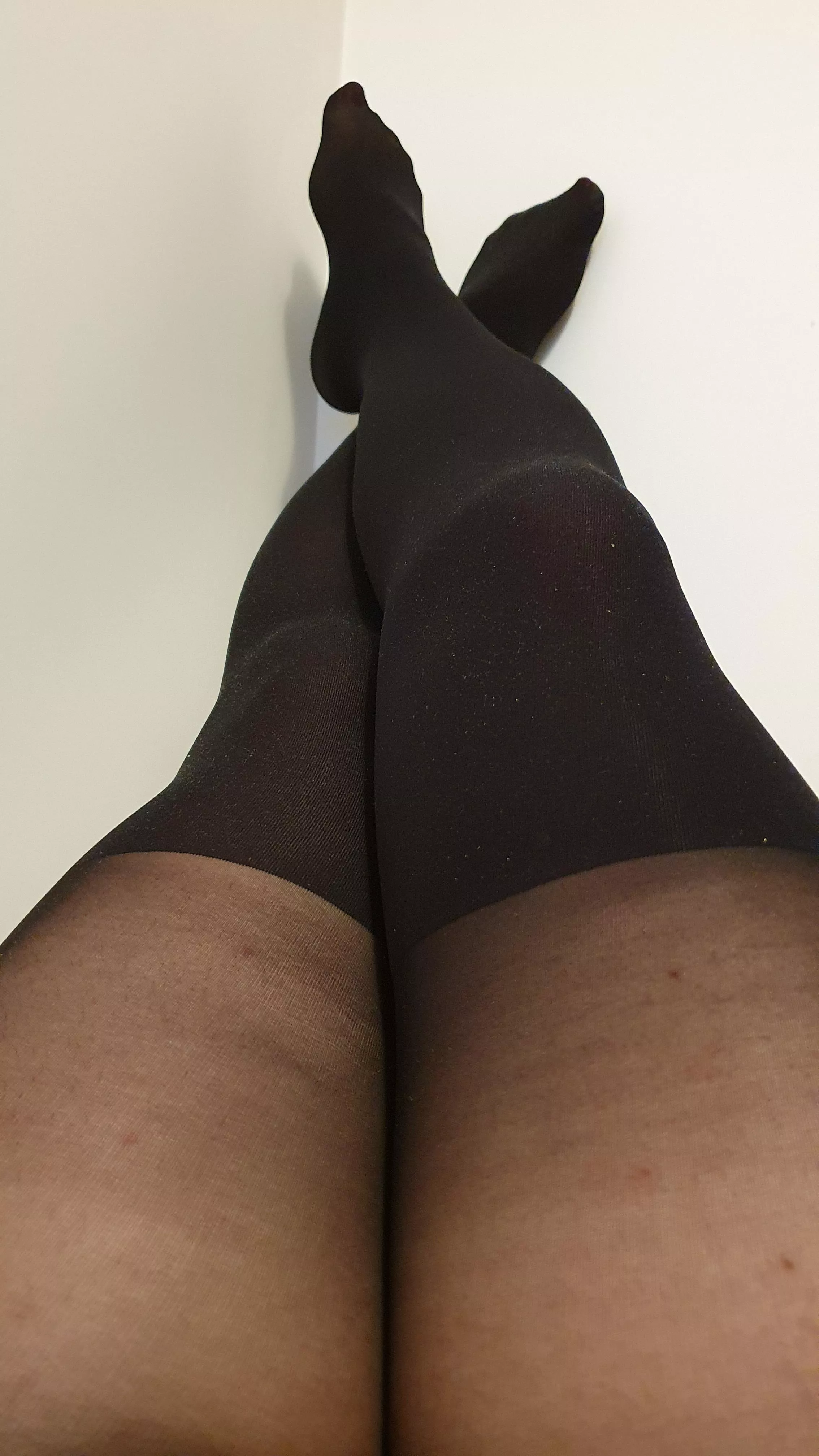 When I can't choose between tights and stockings... Which one do you prefer ?