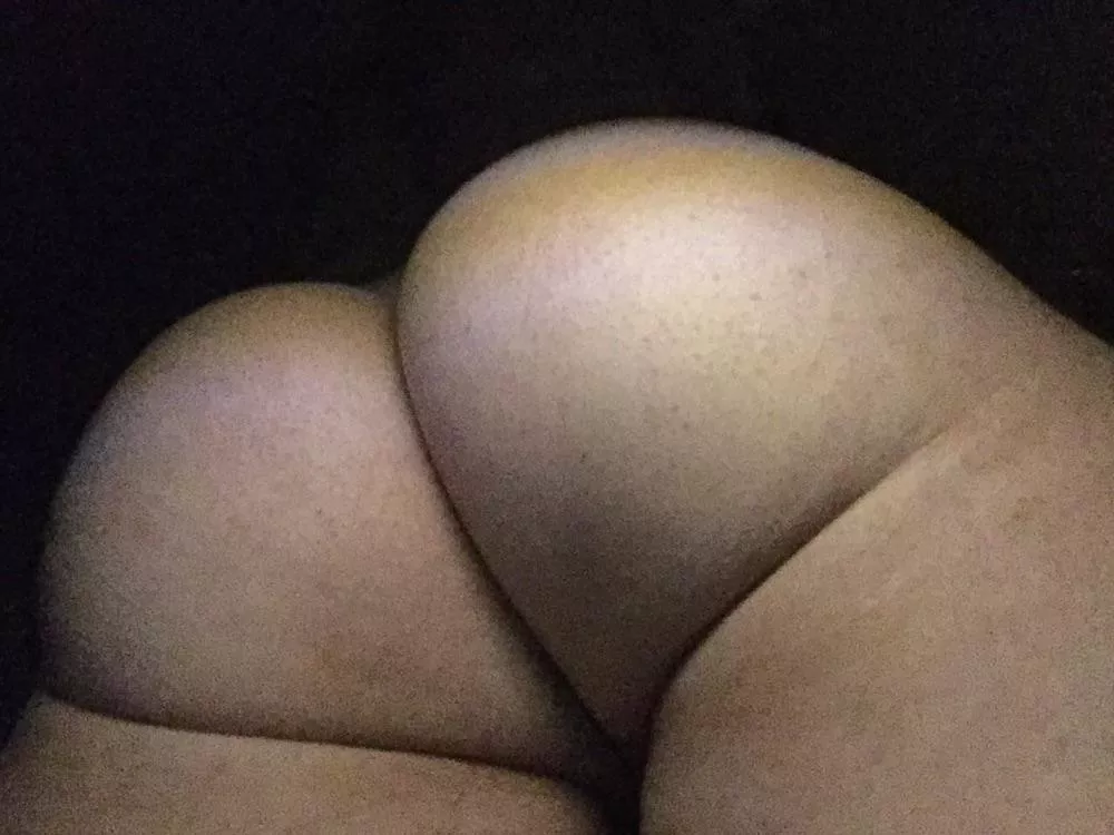 when its dark , my phat butt shows the wayðŸ˜ðŸ‘