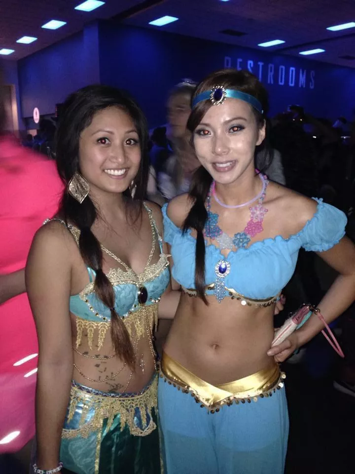 Which princess you want to cum on?👸🏽👸🏻Left or right?