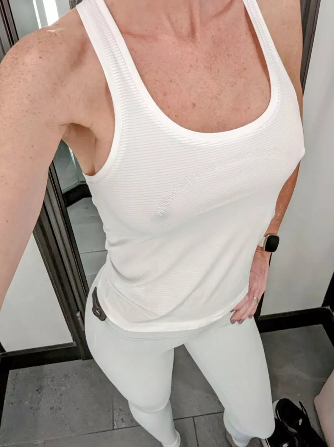 White and tight is always a good braless choice 🤔