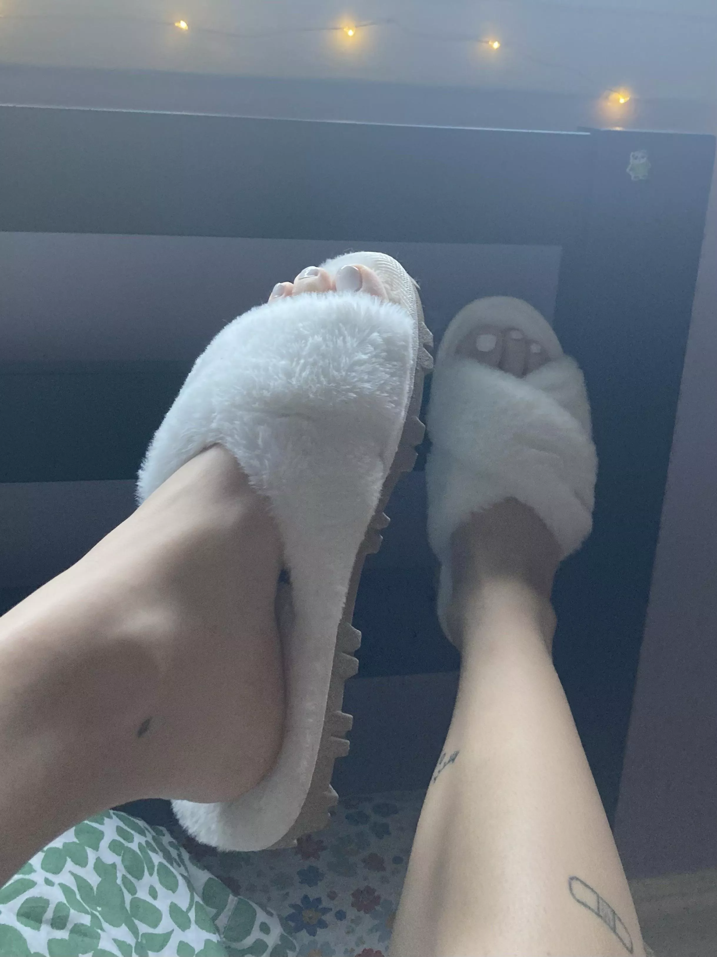 white toes and fluffy slippers 🥵