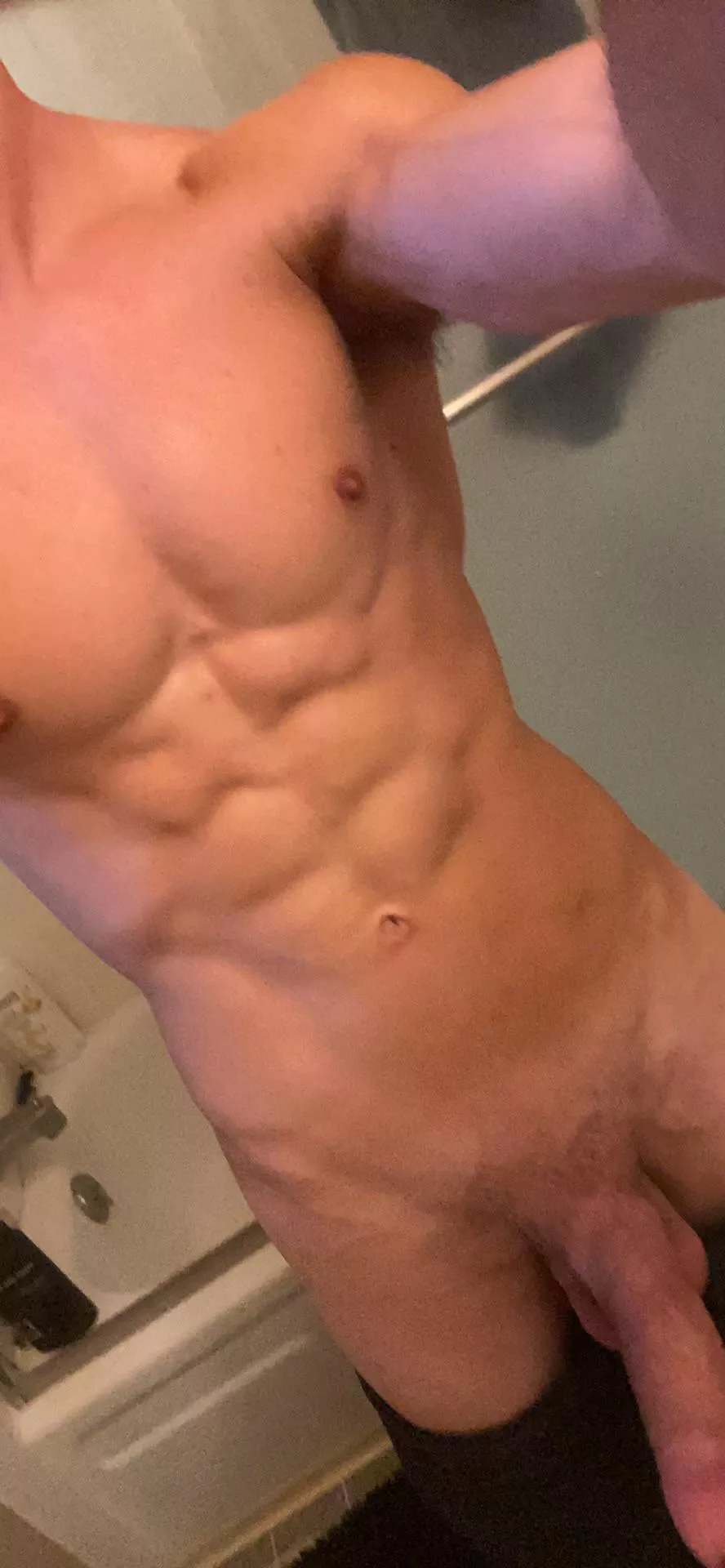 Who doesn’t like abs and a massive cock? 😜🍆👌🥵