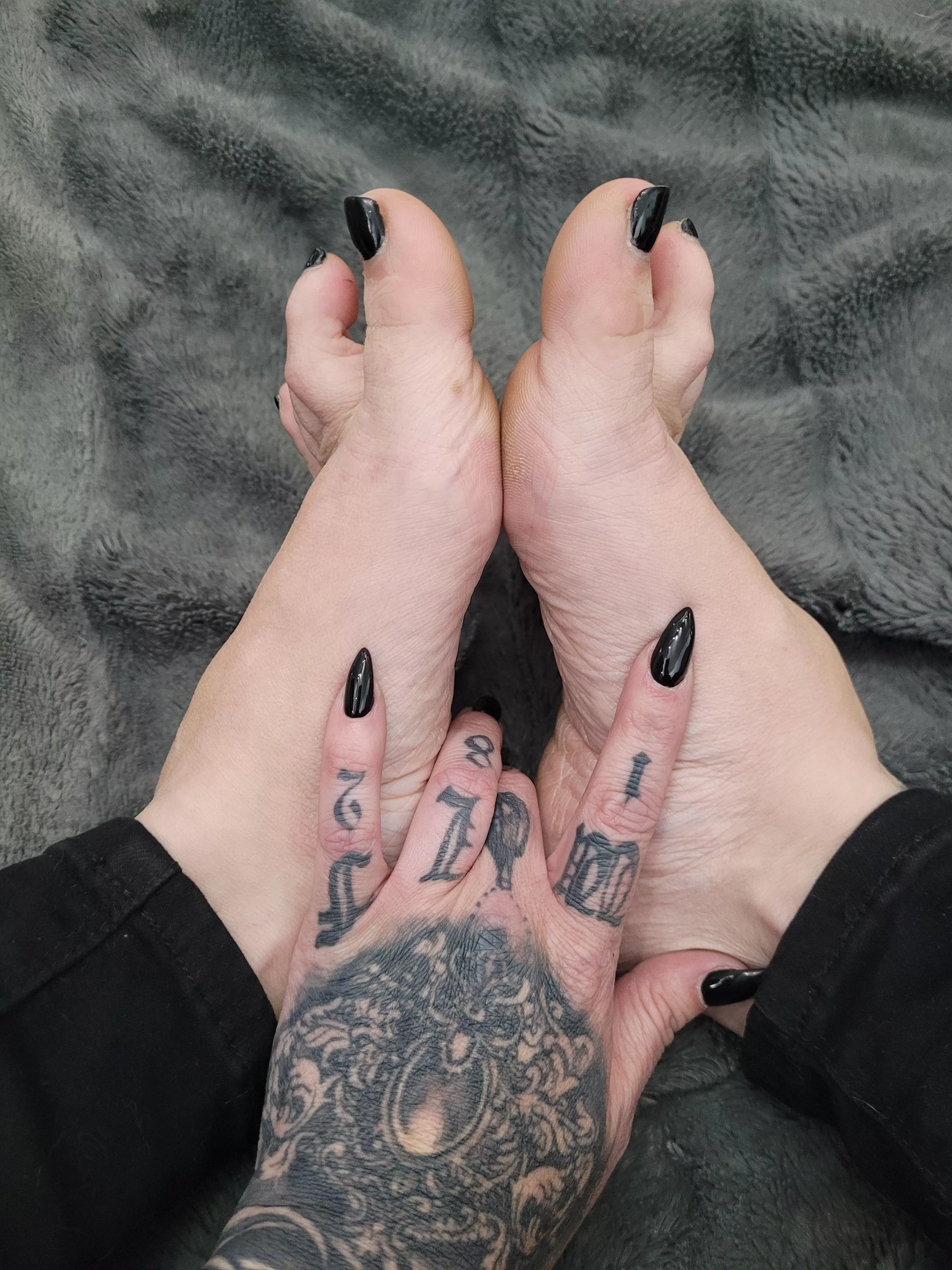 Who else finds feet beautiful? 💋🖤🔪