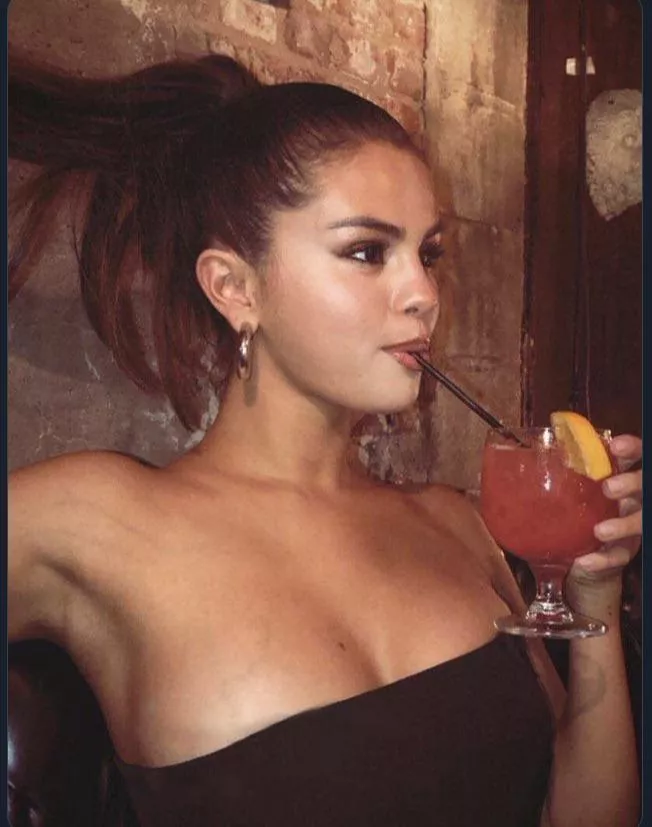 Who else would love to drink Selena Gomez’s milk from her tits