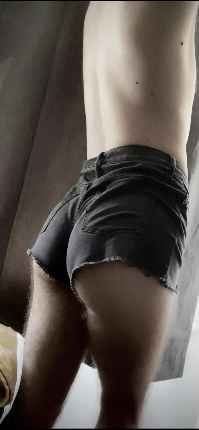 Who here likes guys in short shorts?