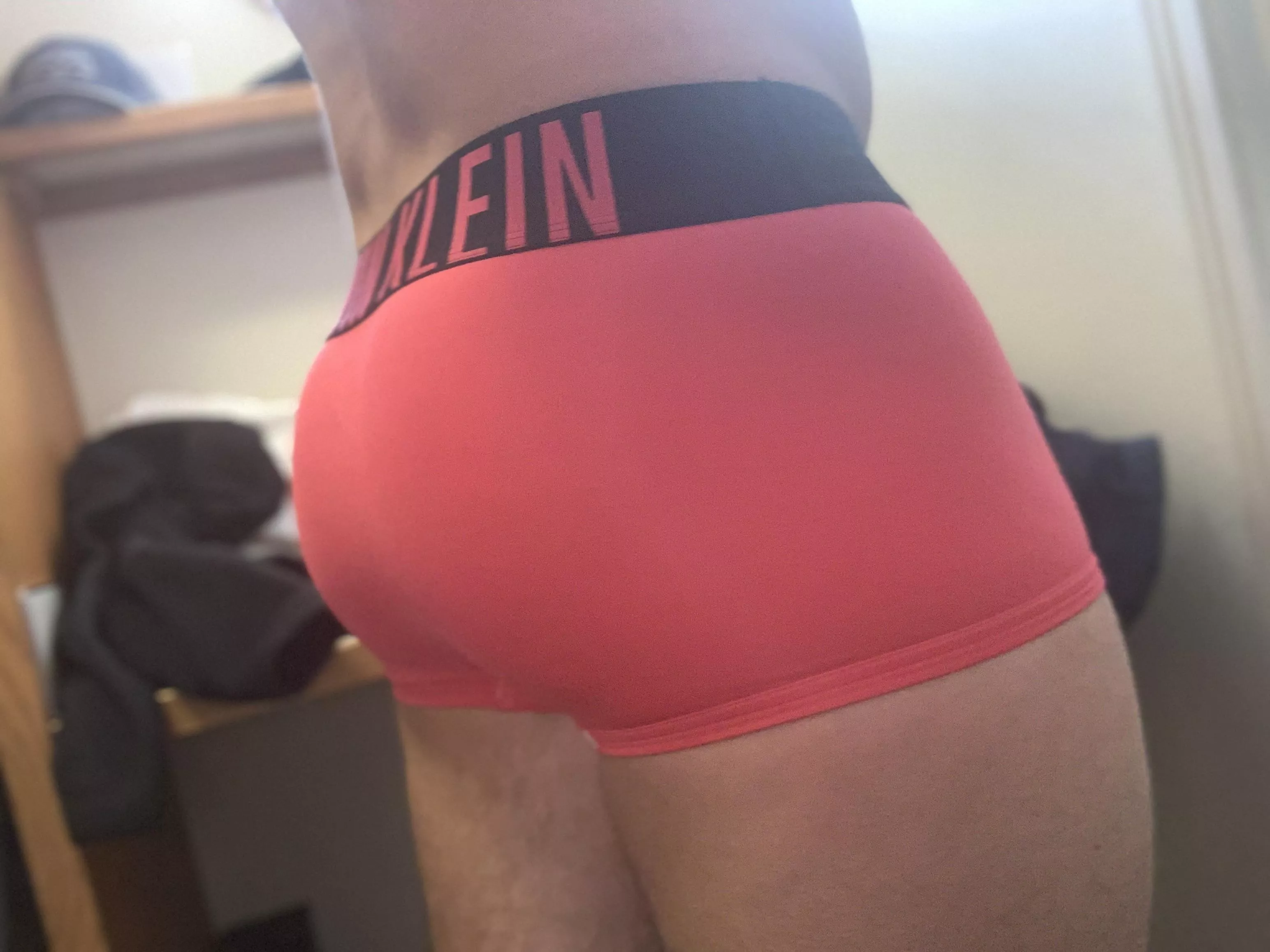 Who likes a man in calvins with a good squat booty?!