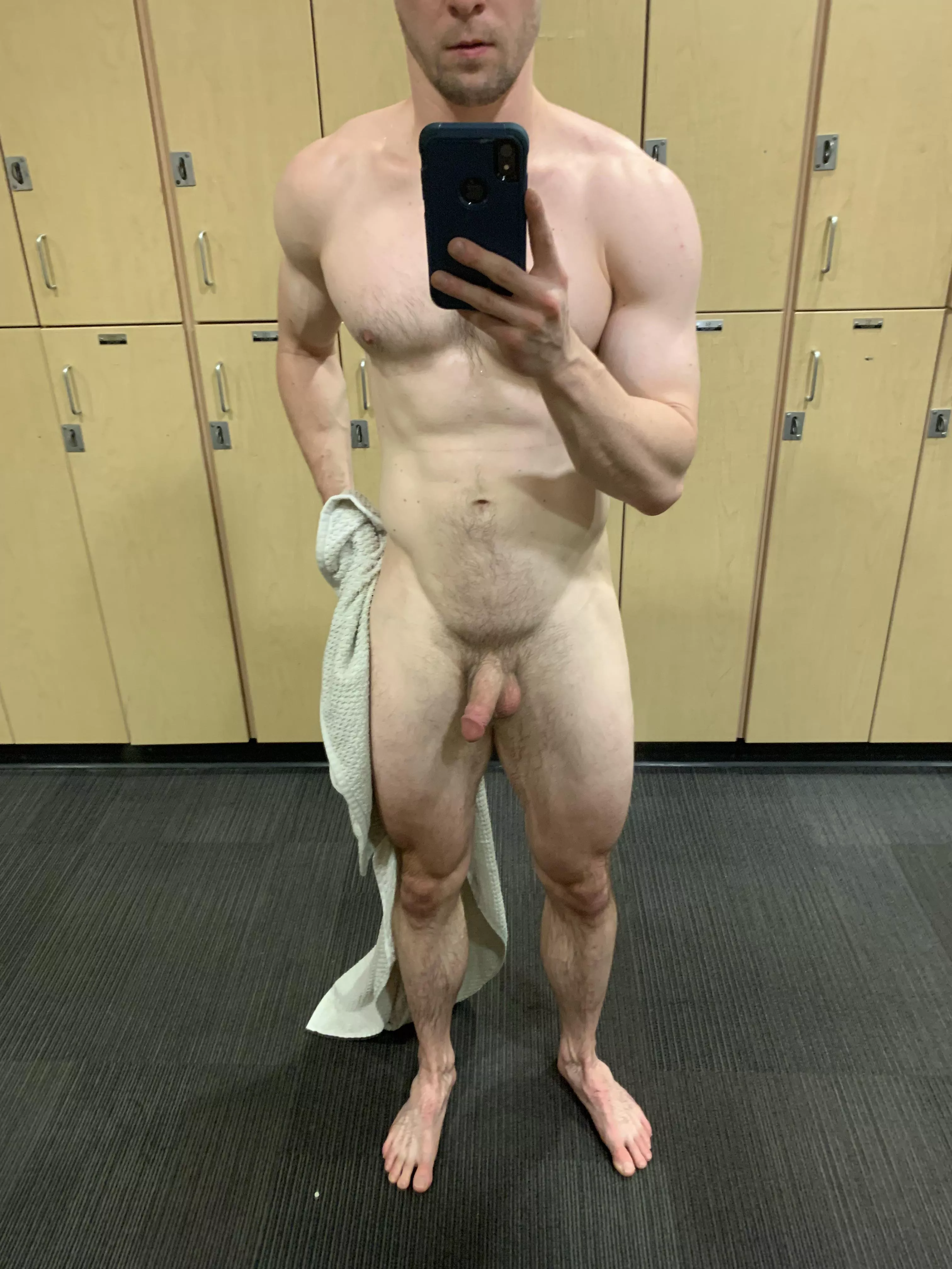 Who likes gym locker room nudes