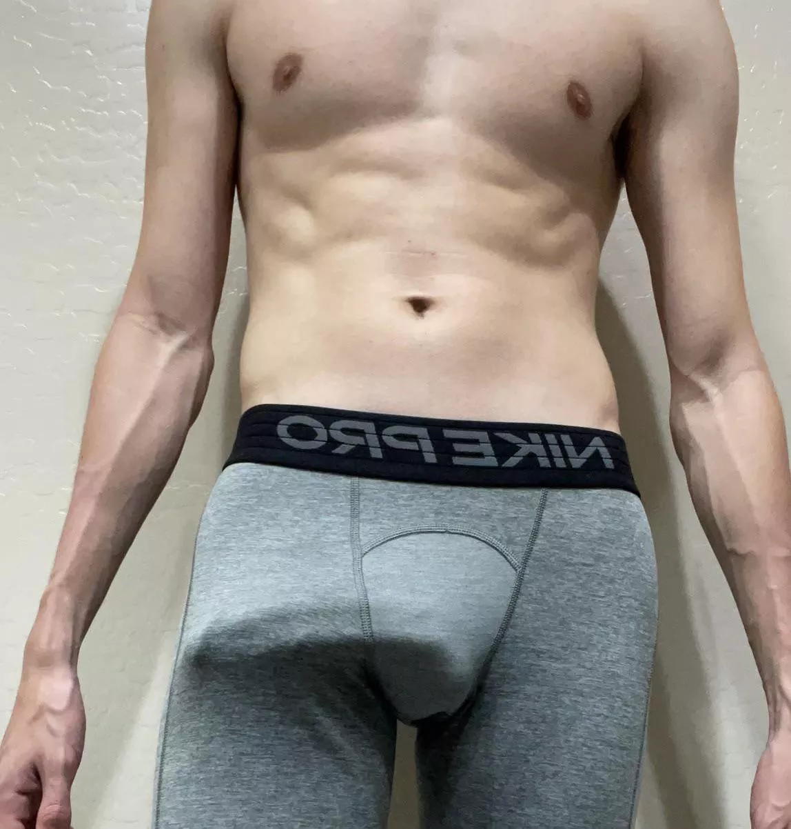 who likes skinny guys with long hard bulges?