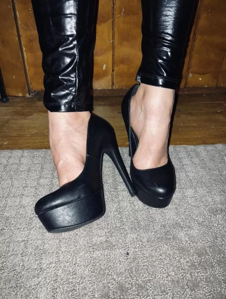 Who loves some black pumps! ❤️