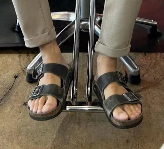 Who loves some feet in sandals