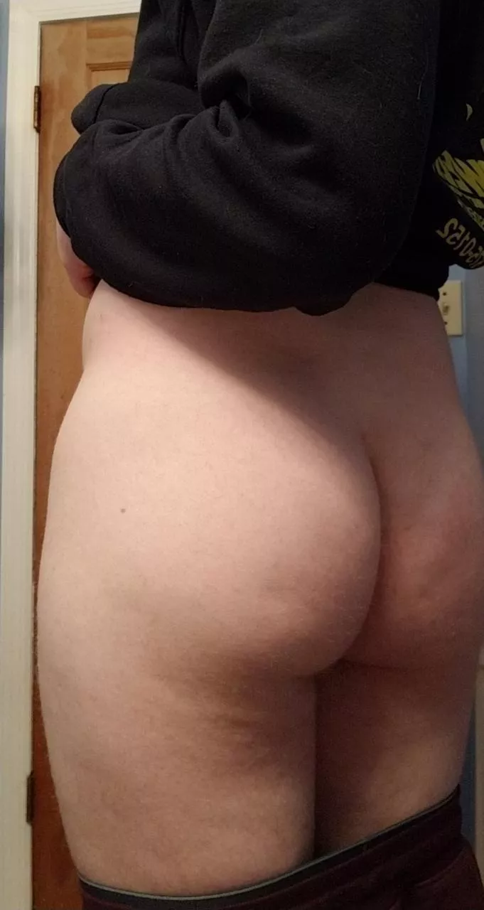 Who wants some femboy buttðŸ˜Š