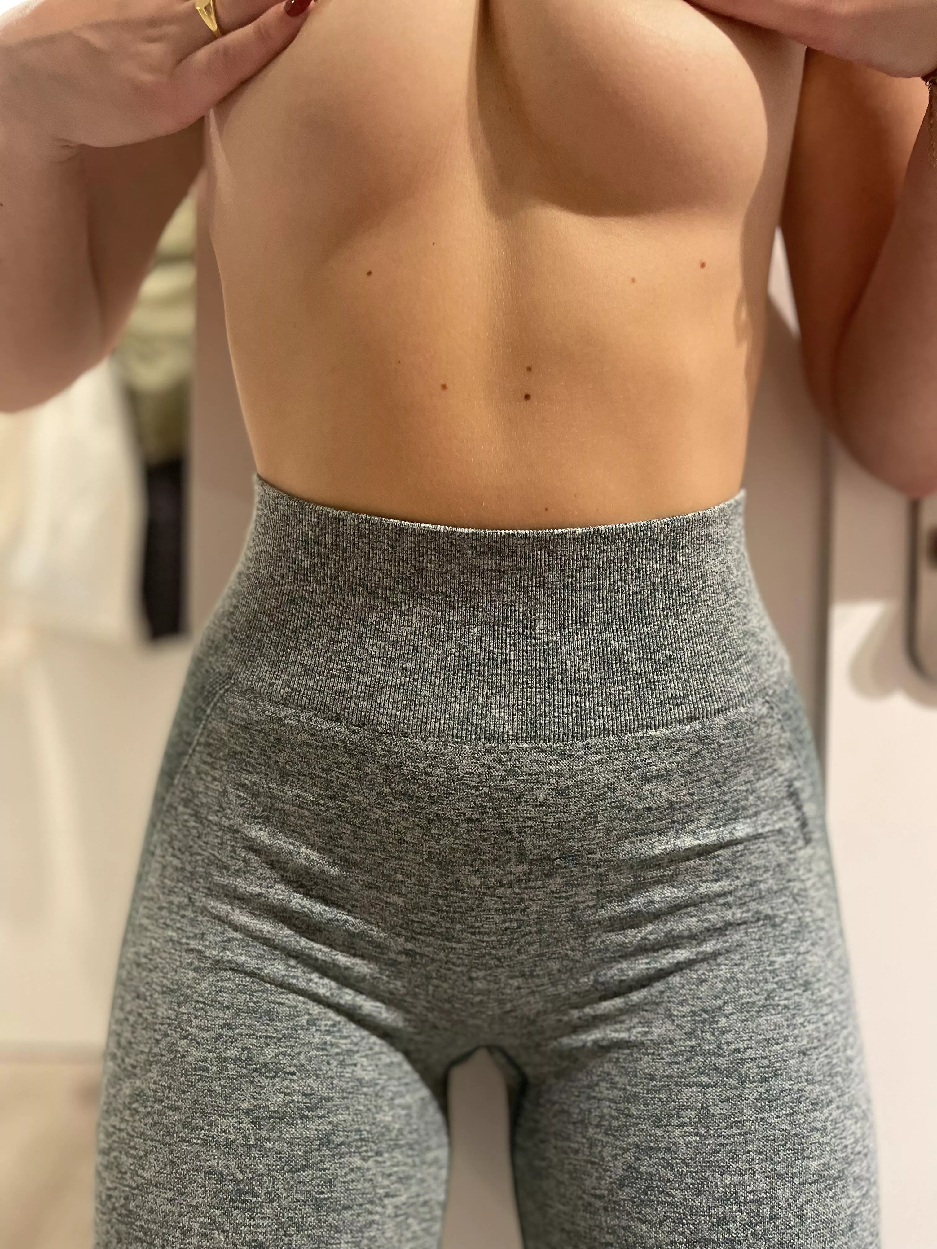 Who wants to be my favourite Redditor and kiss my cameltoe ? ðŸ˜‡