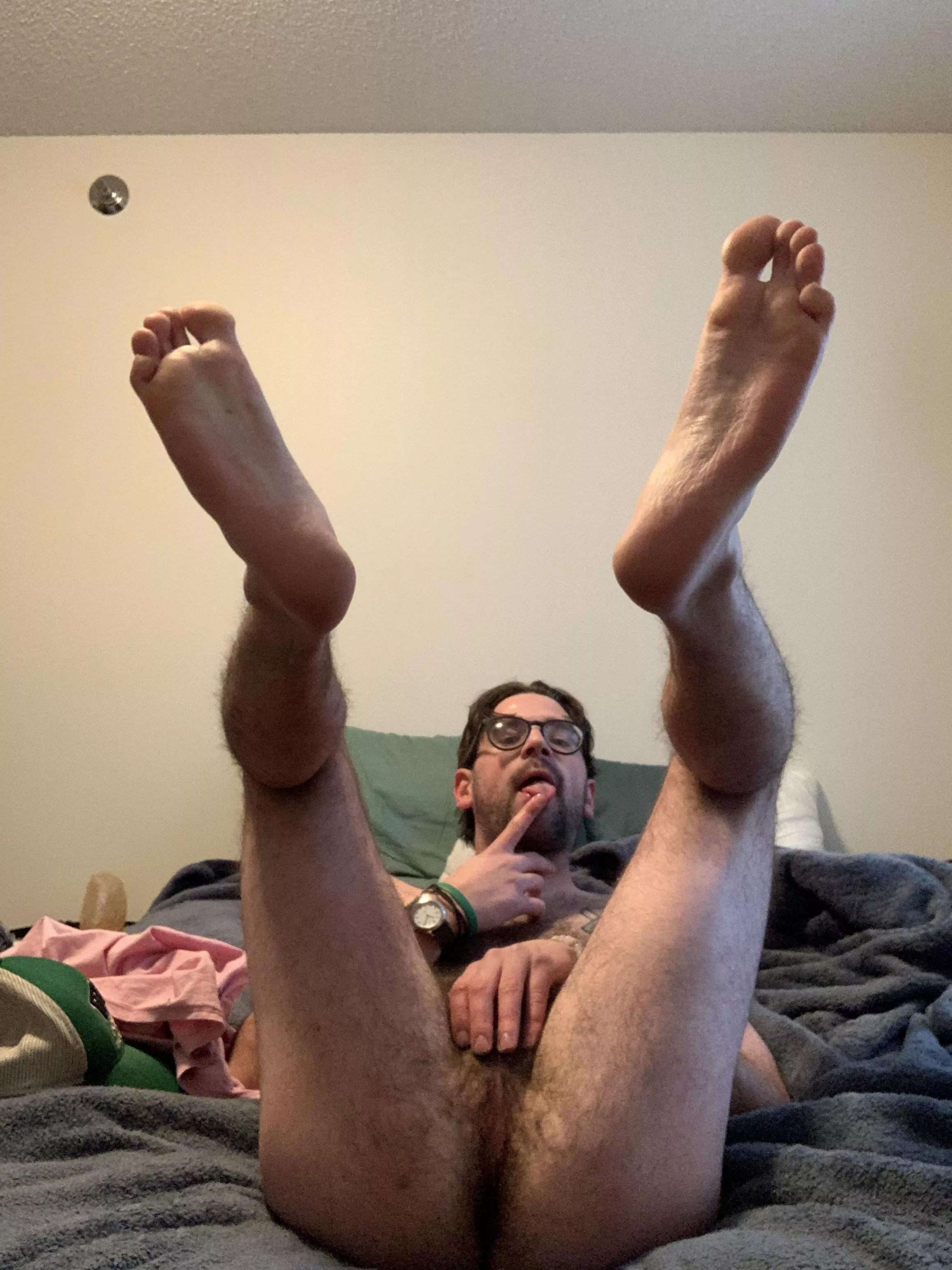 Who wants to lick my feet and fuck my ass?! 😈