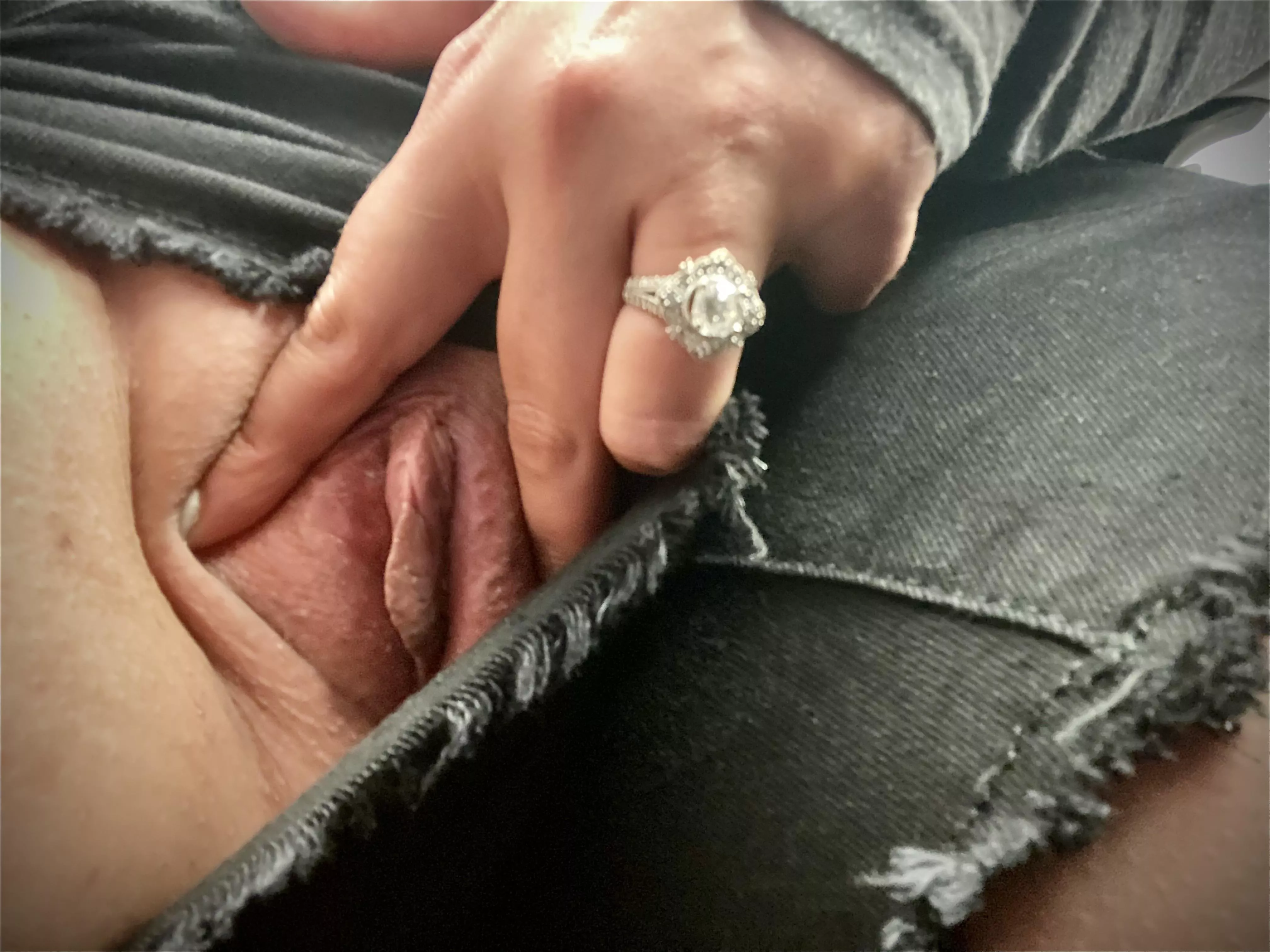 Who wants to lick this tight pussy tonight?