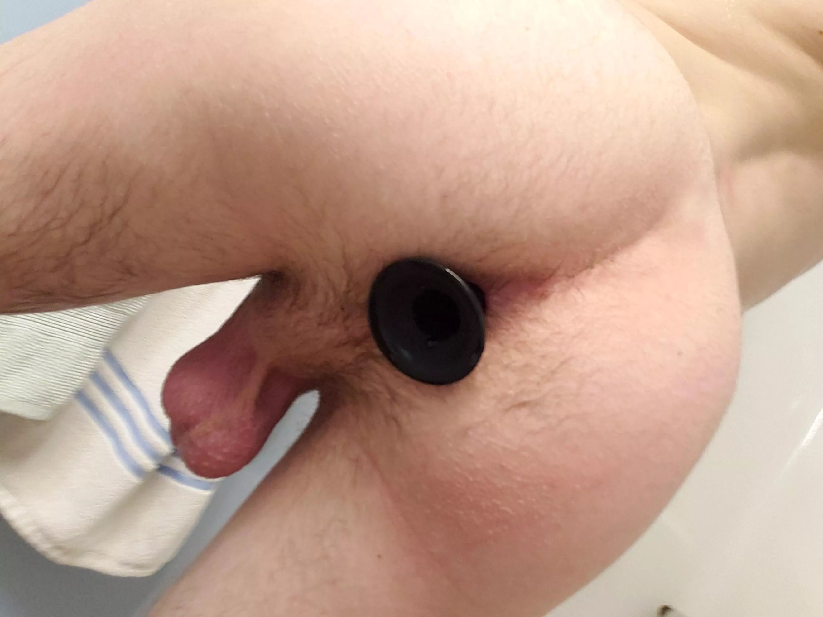 Who wants to replace this plug with their cock?(18)