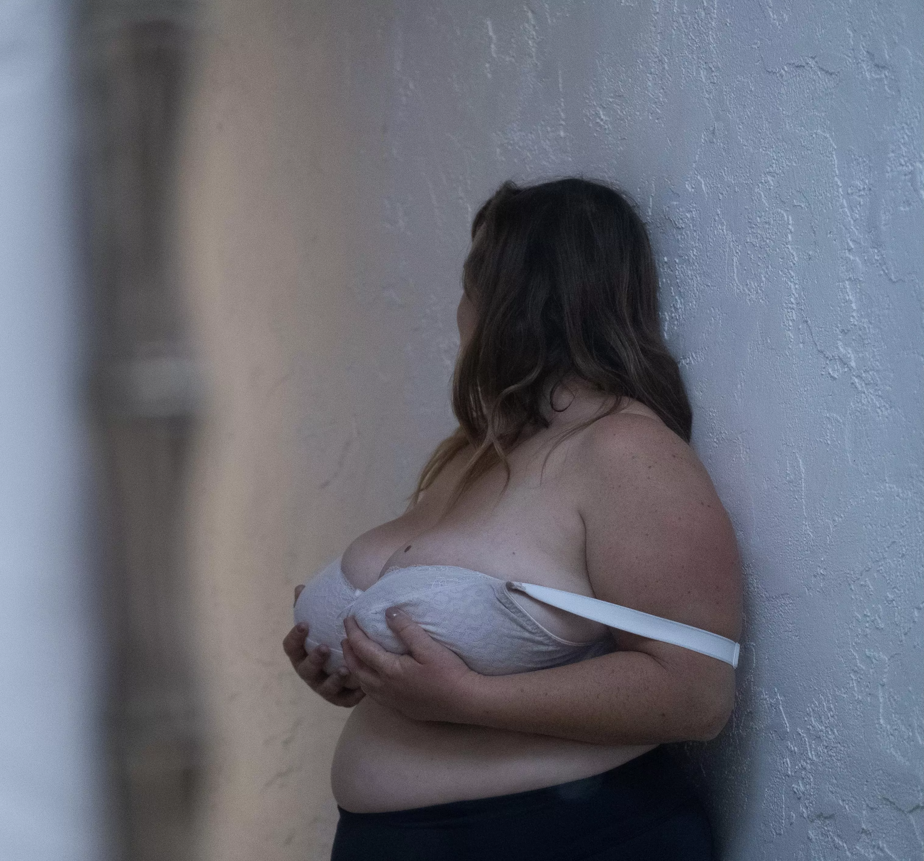 Who wants to take these clothes and fuck me against this wall 🔥