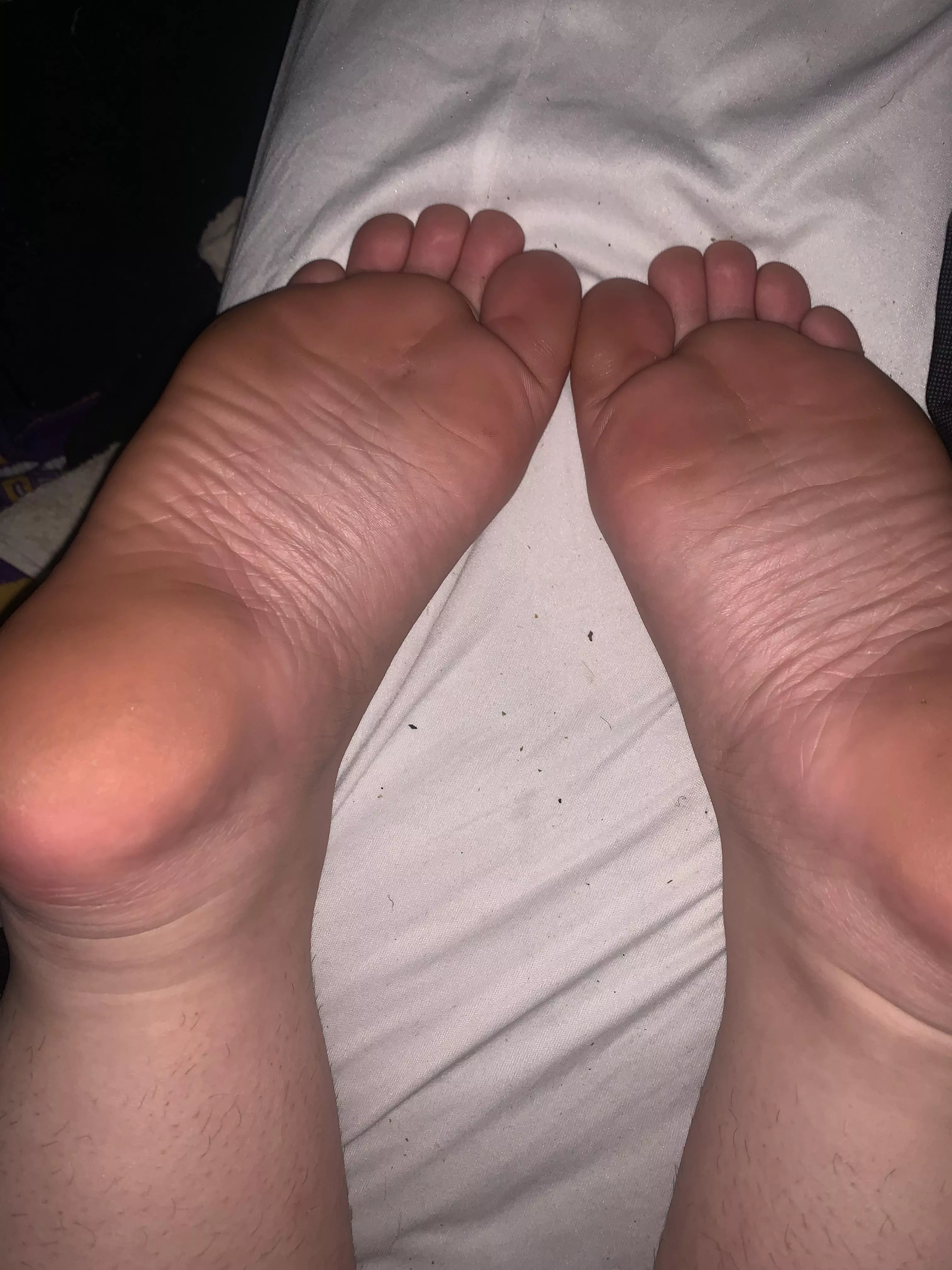 Who wants to watch me cum on my girlfriends sleeping toes