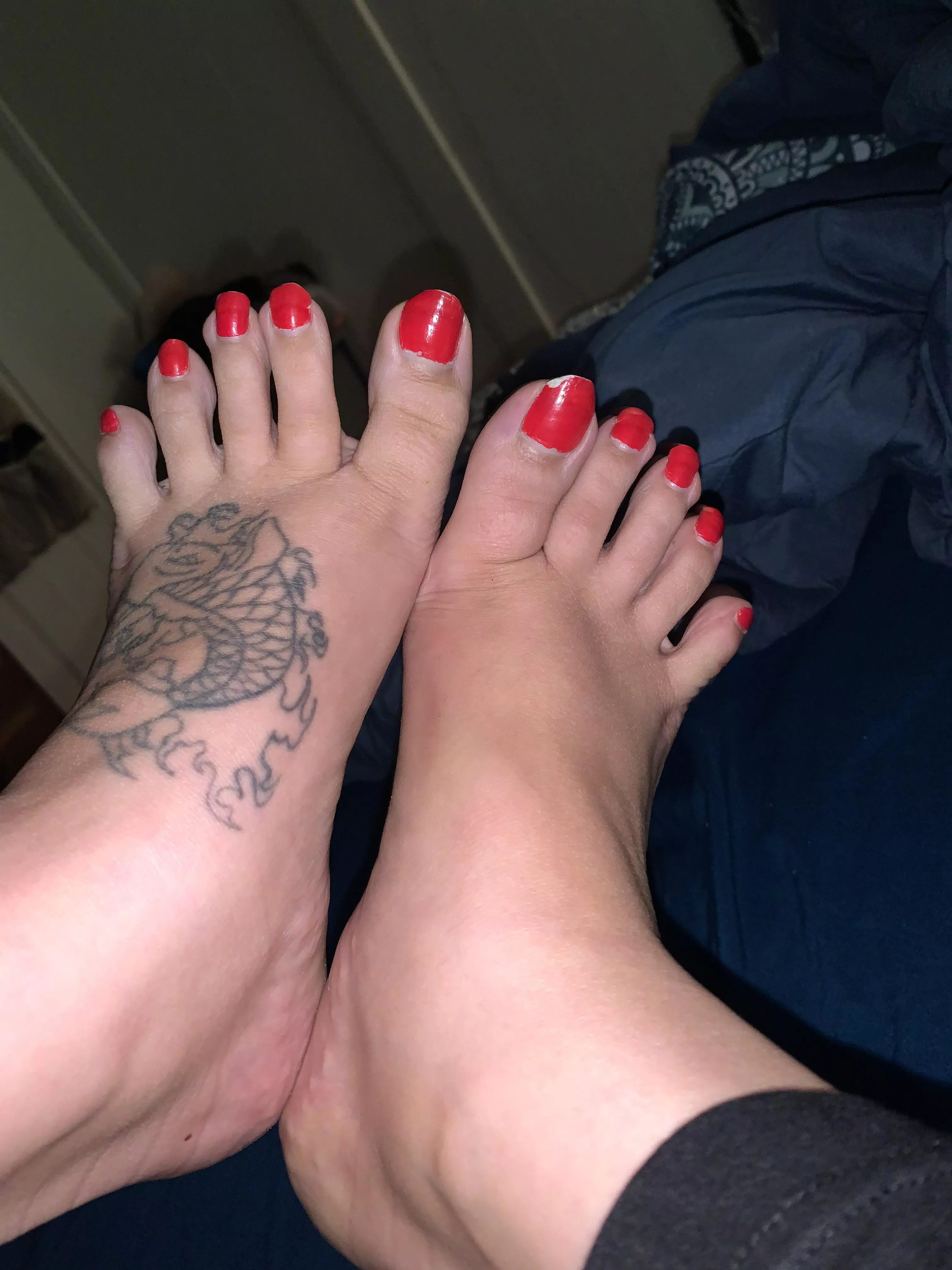 Who’s gonna be a good boy and worship my red toes before they’re gone