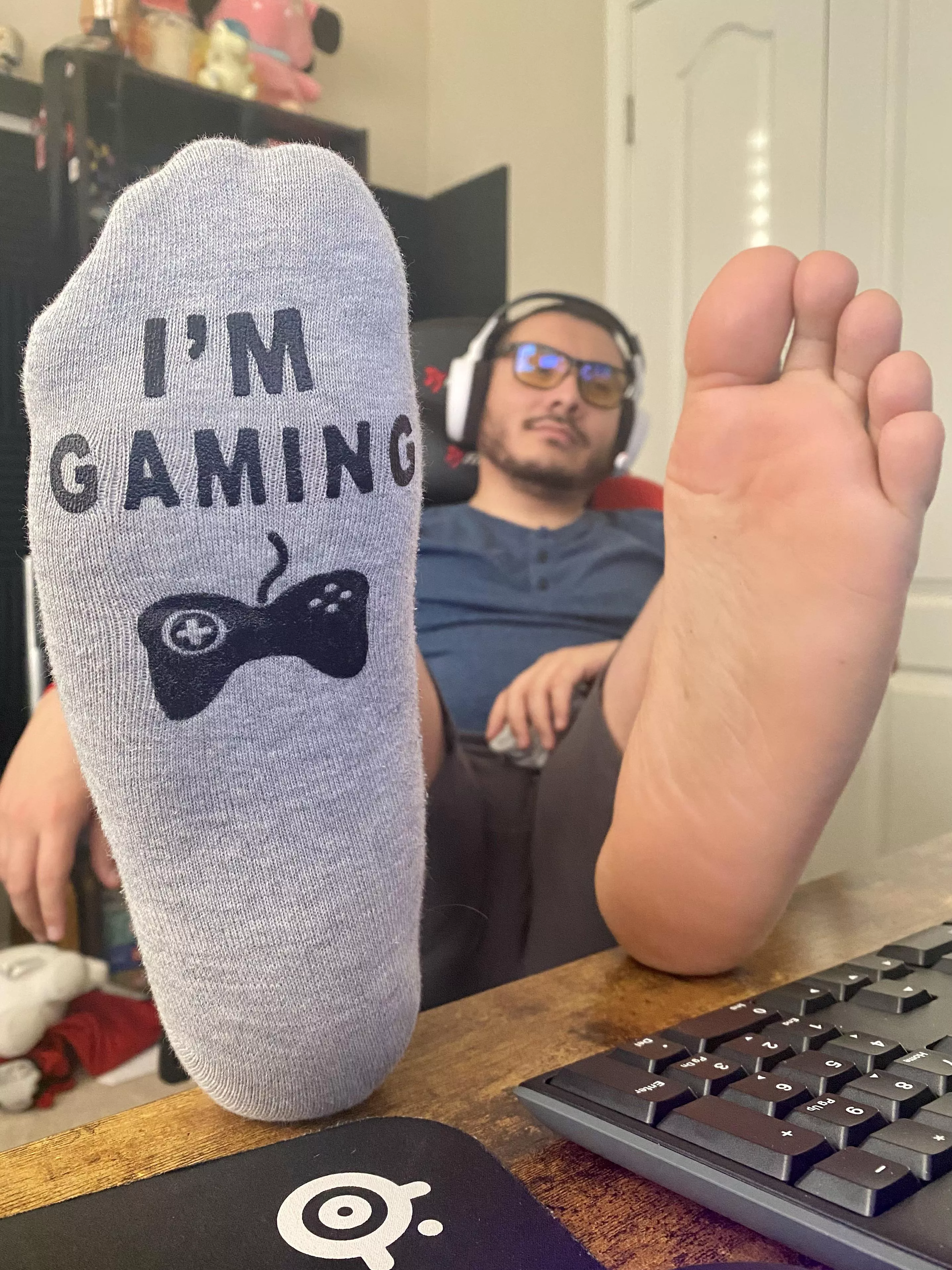 Who’s gonna come worship my gaymer soles?