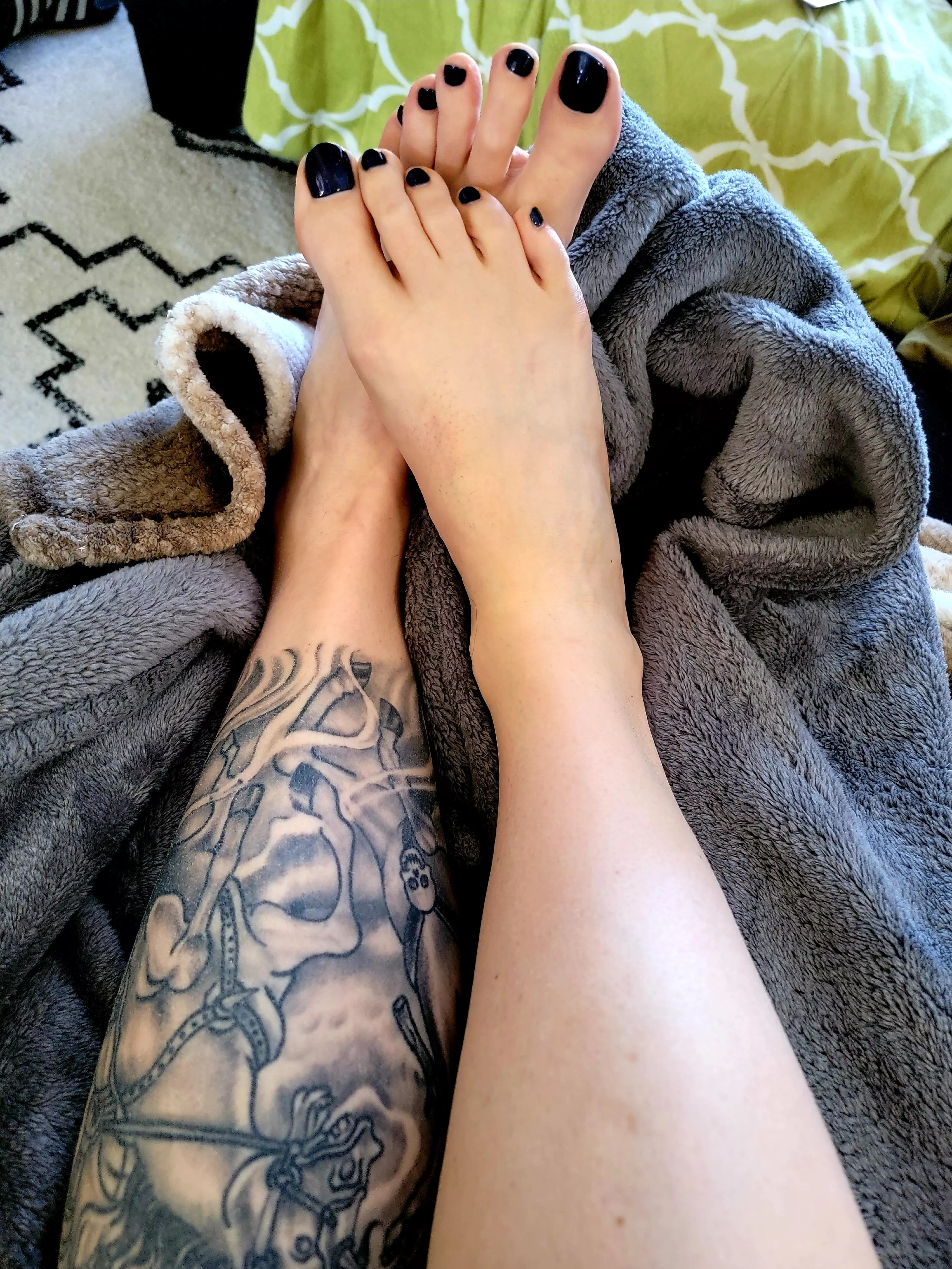 Who's gonna suck on my long, cute toes???