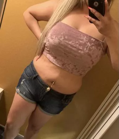 Whoâ€™s wants to cum meet me in the fitting room?? ðŸ˜œðŸ¤«ðŸ’