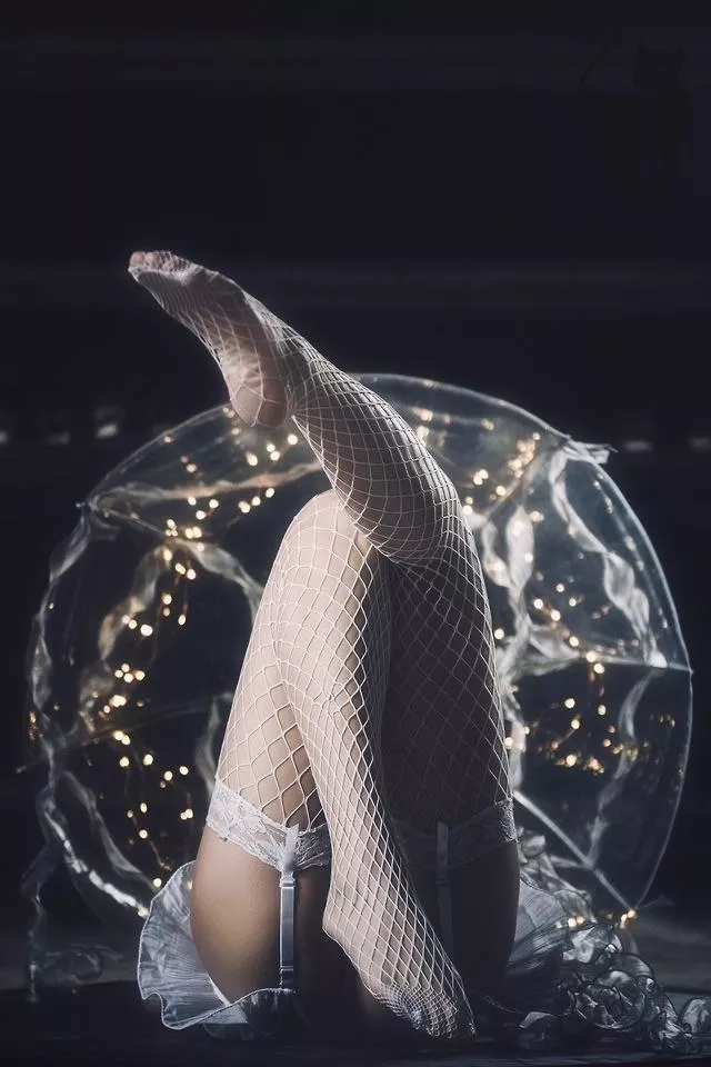 Wide white fishnets