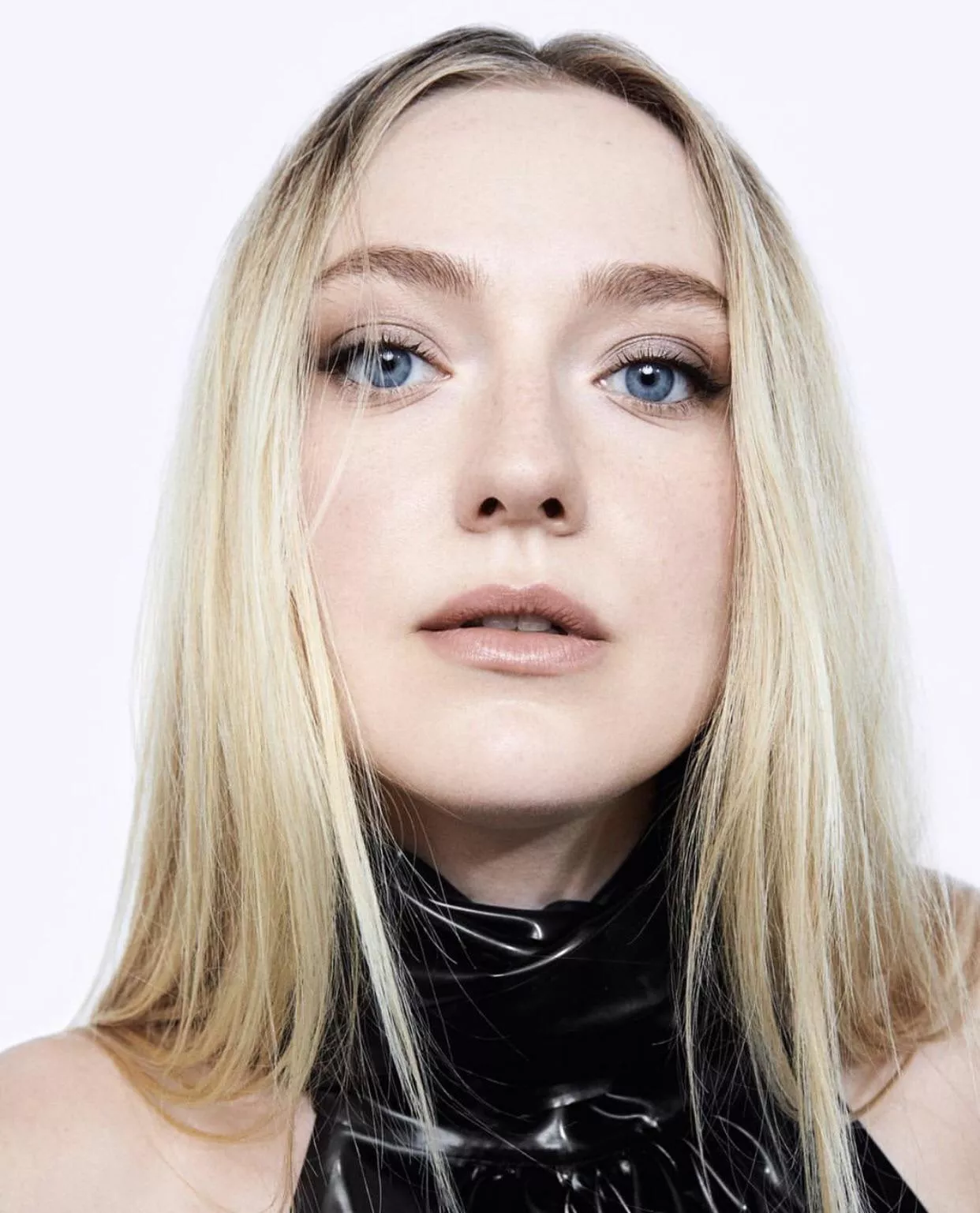 Wish I had a bi roommate to stroke with me to Dakota Fanning every day (or more)