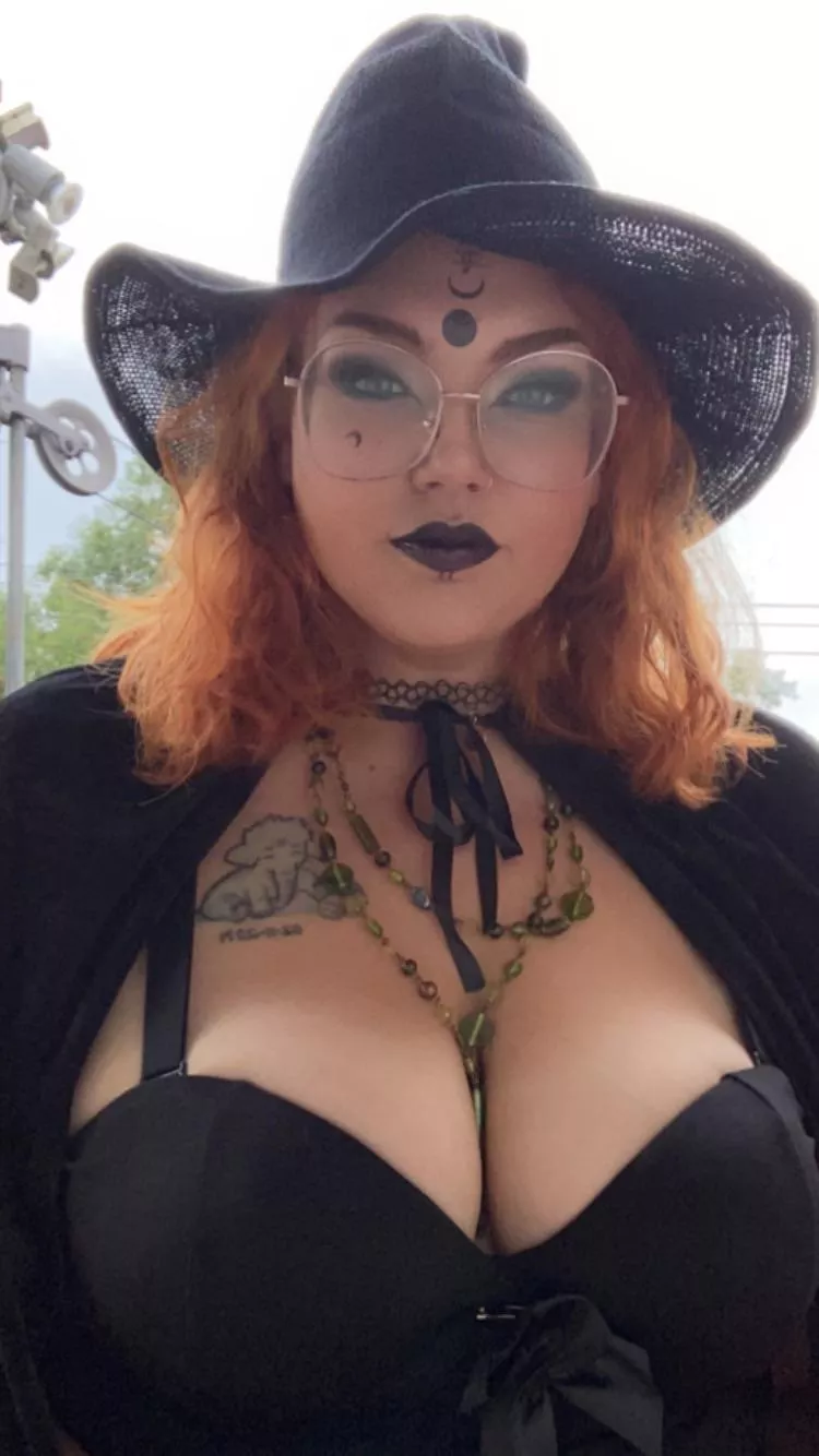 Witchy cleavage 🎃