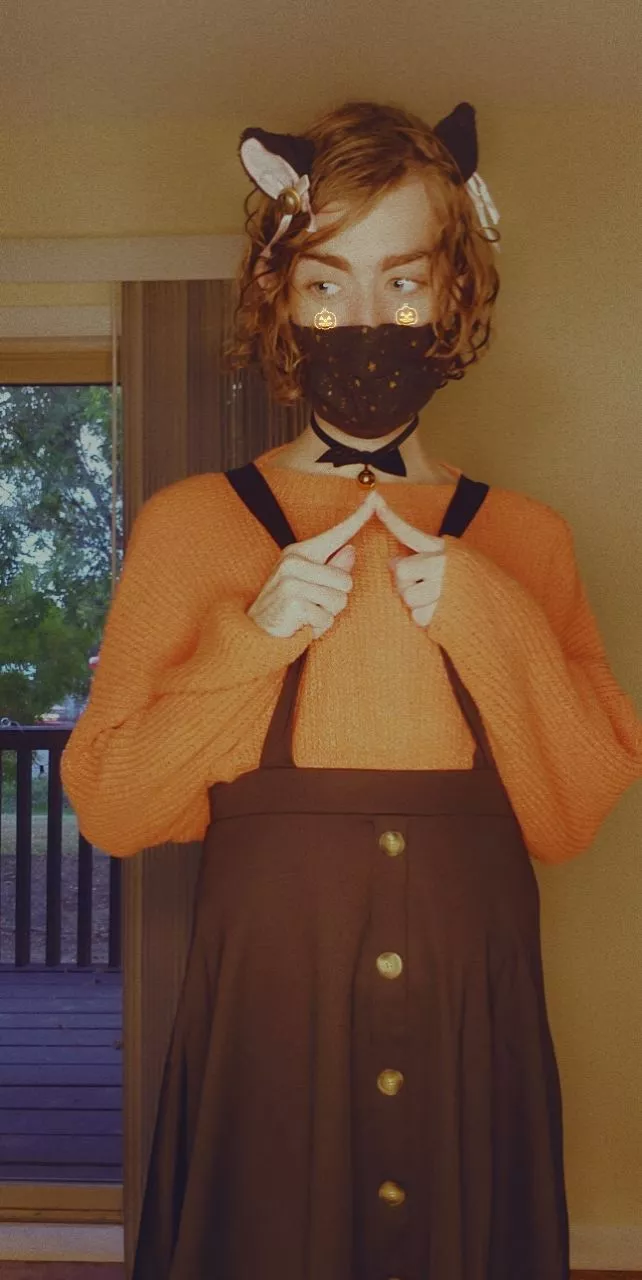 working on my outfit for halloween🧡🖤