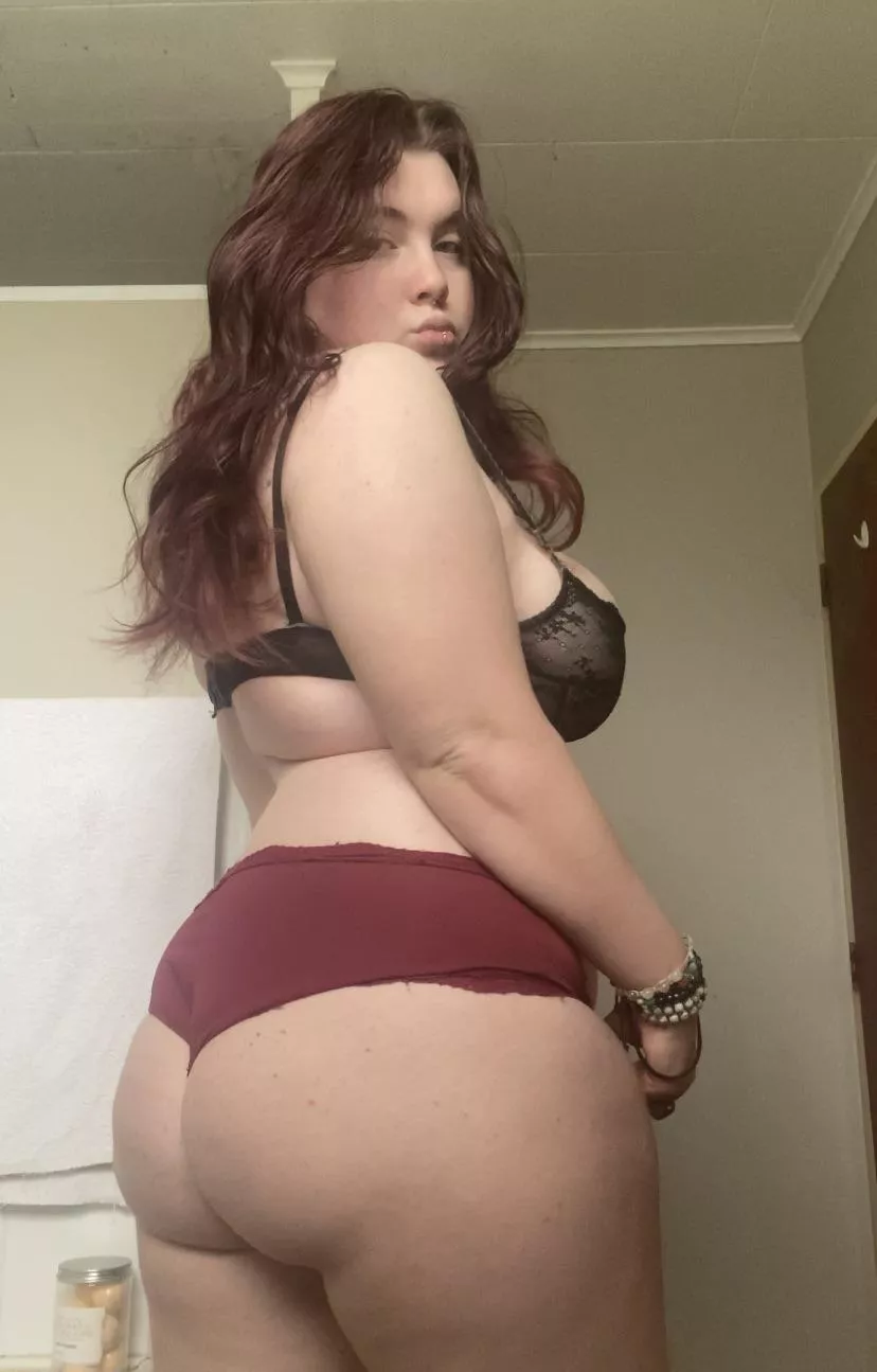 Would you fuck a chubby 02’ girl🥰👅