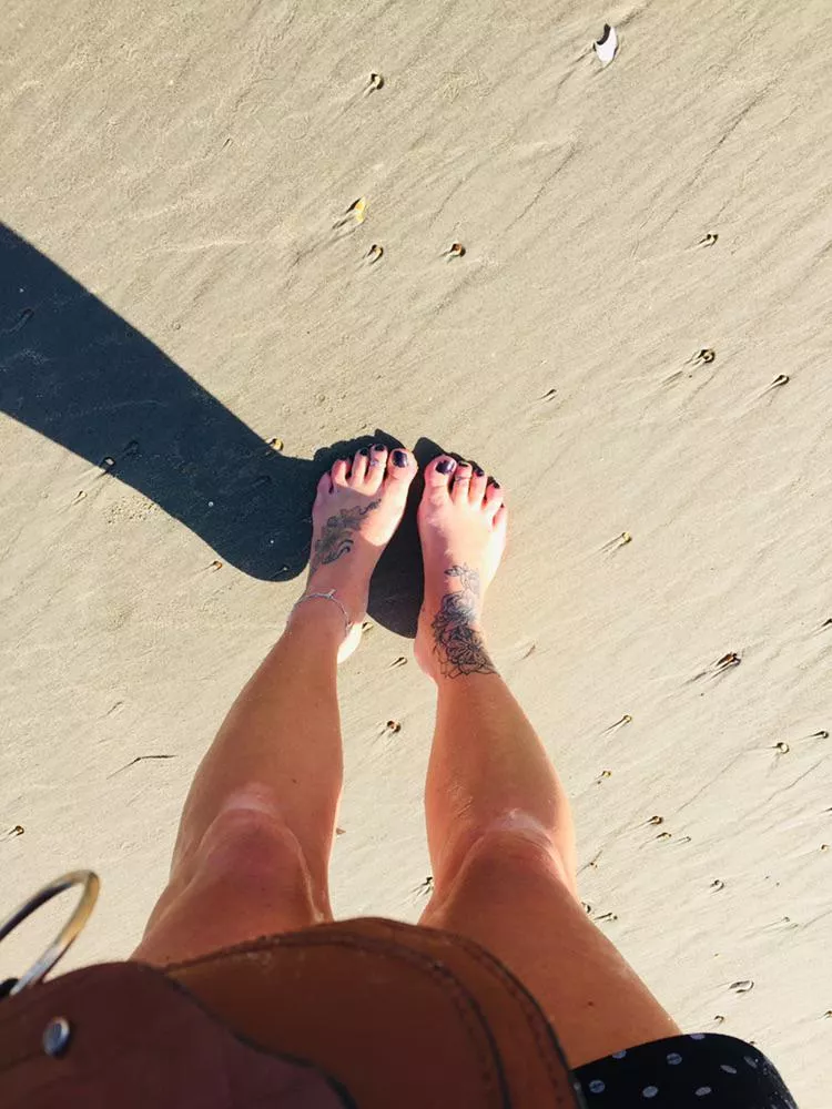 Would you mind my sandy beach feet all over you? 🙈❤️❤️