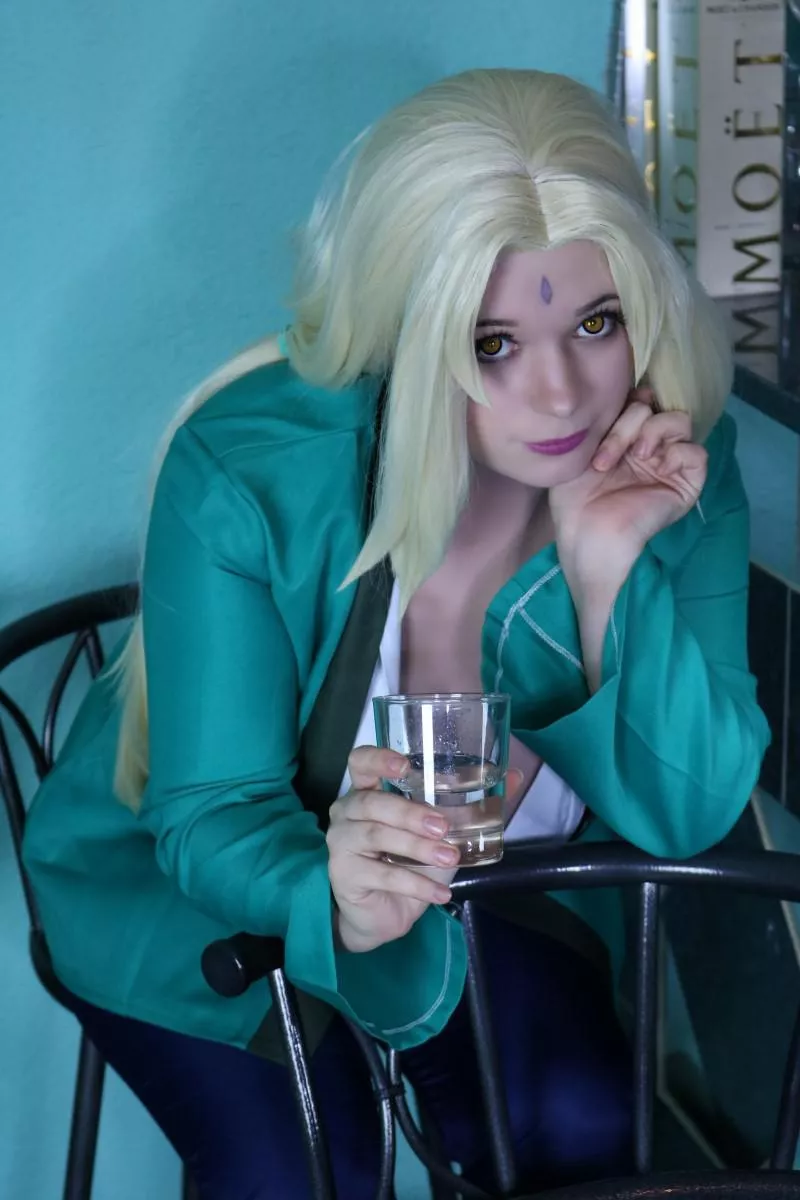 Would you share a drink with Tsunade? (By Lysande)