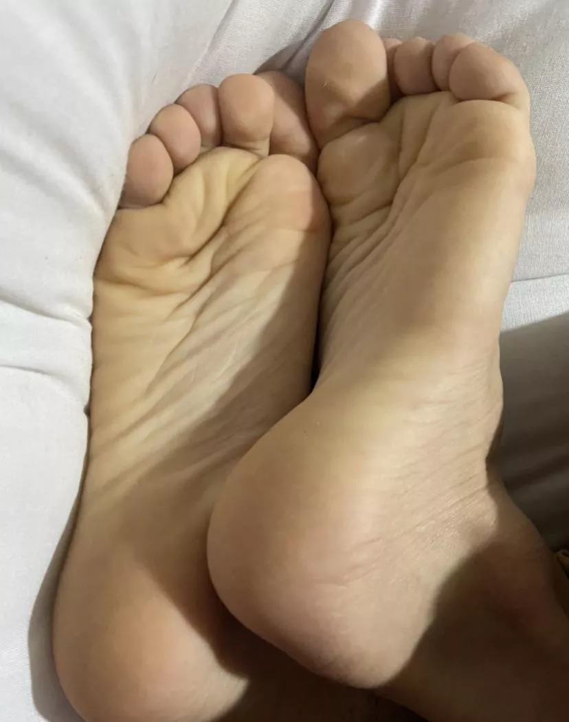 wrinkled sole please u? 🙈 i can open a space for u dick in between 😈 dms/pms r welcome