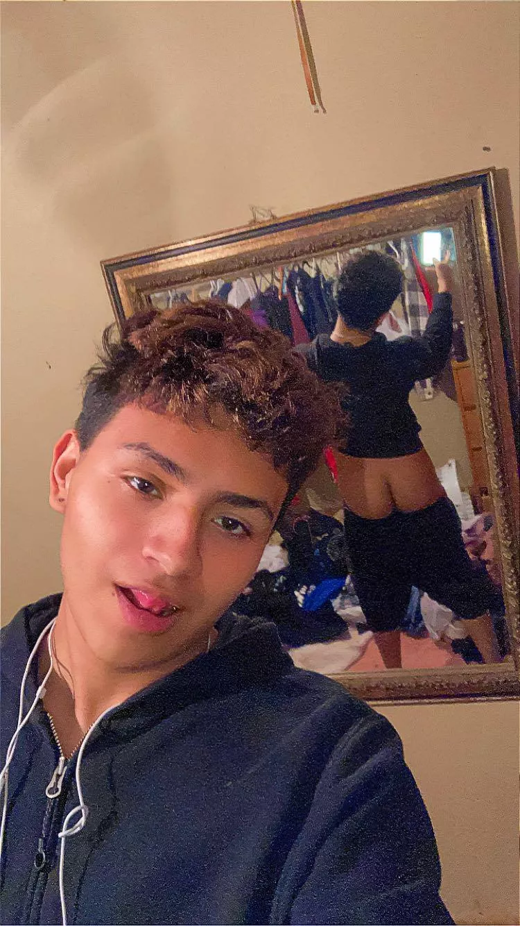 Y'all like ass? Excuse my messy room btw