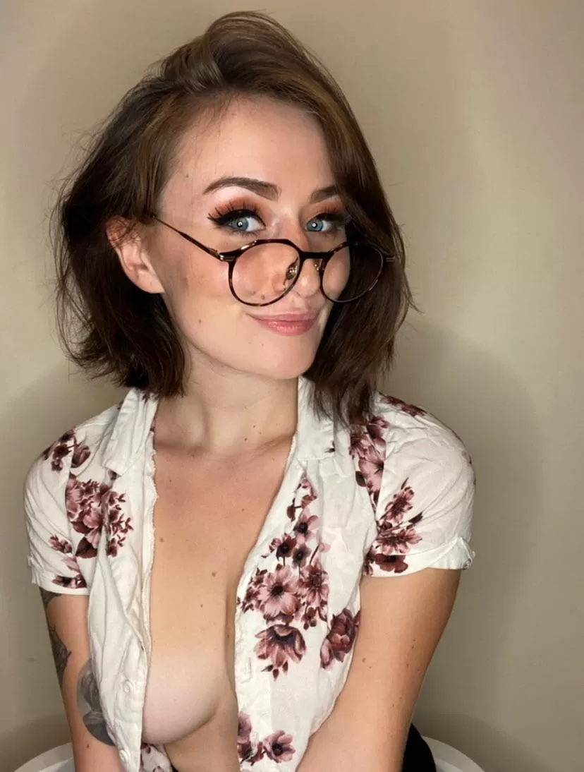 Yes, they’re real glasses 🤓 (fun fact: I’m half blind in one eye)❤️ (20 F)