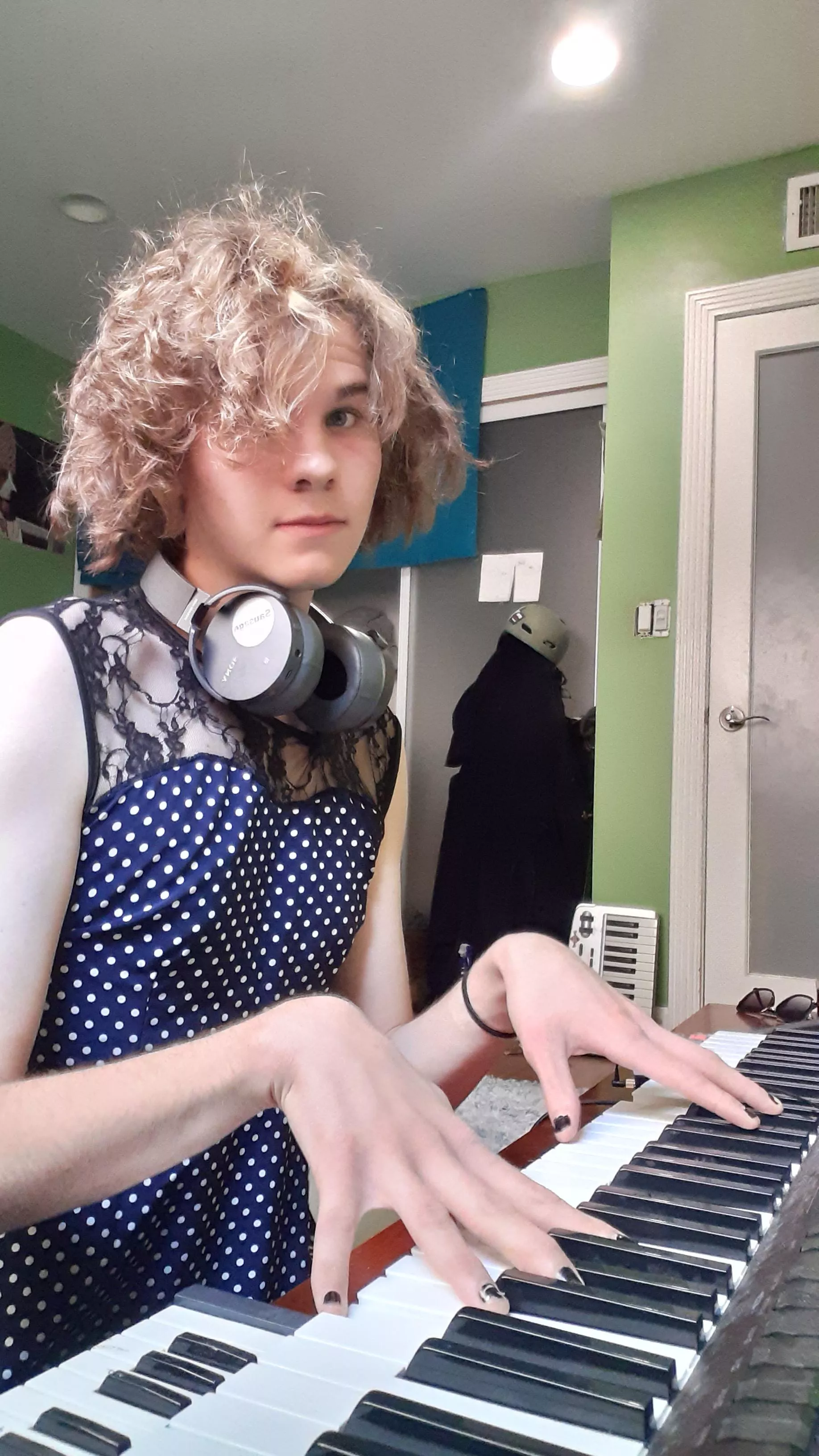 Yo keep seeing pics with guitars, Who tryna Start a FemBoy Band?