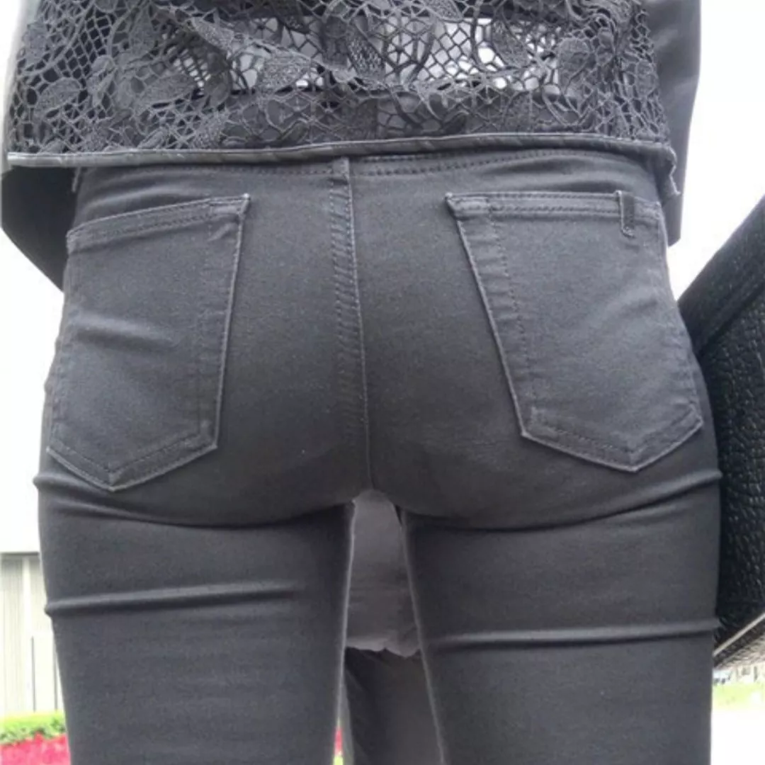 you can even see the gusset on this hot black jeans ass.